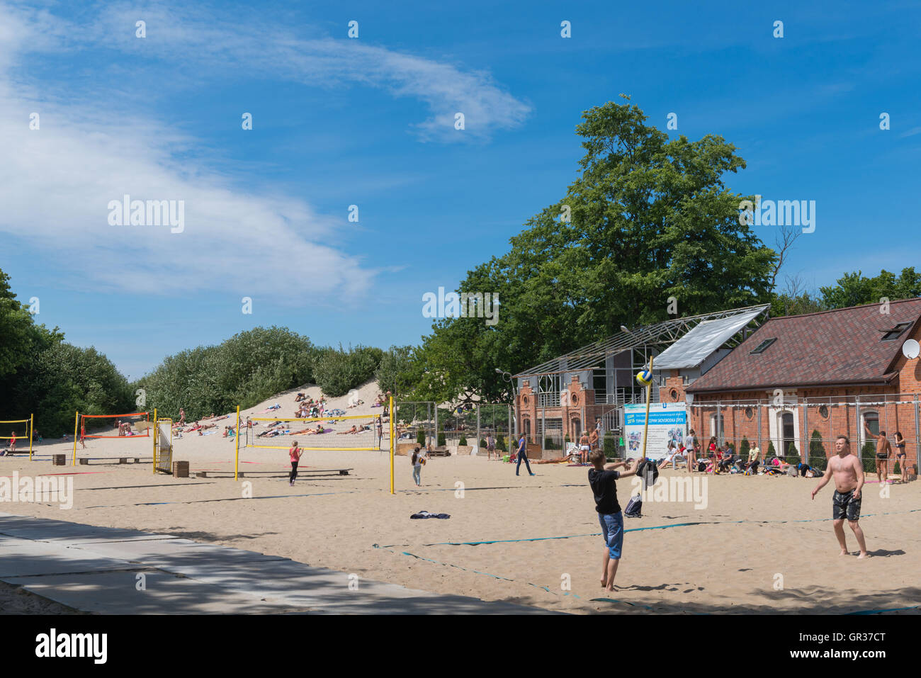 Sonnenbaden auf einer Düne an der Ostsee Seebad Selenogradsk, ex-Cranz, Gebiet Kaliningrad, Russland, Stockfoto