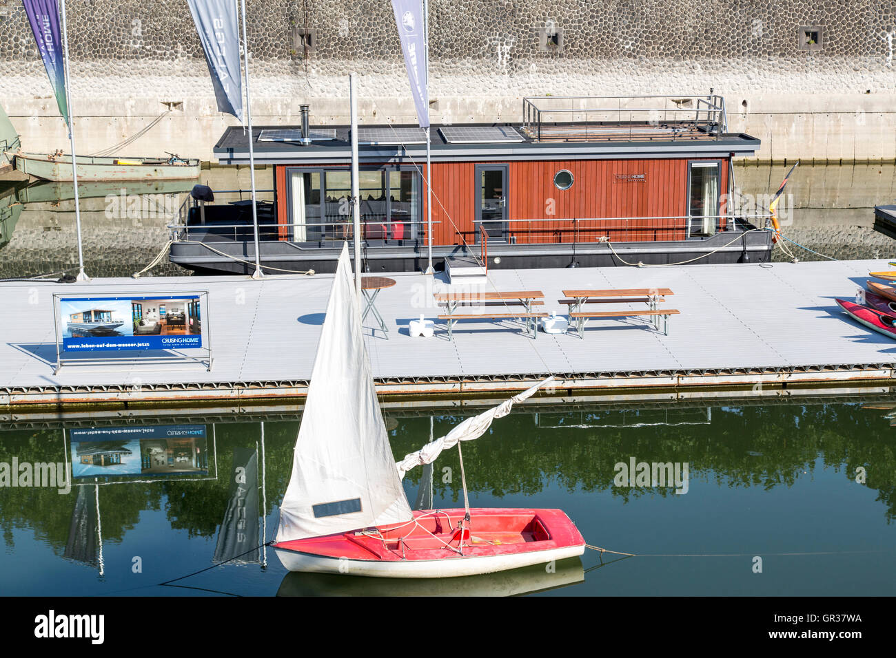 Hausboot, Demonstrationsmodell in der Marina im Medienhafen in Düsseldorf, der Rhein, die Firma Cruising Home, Stockfoto