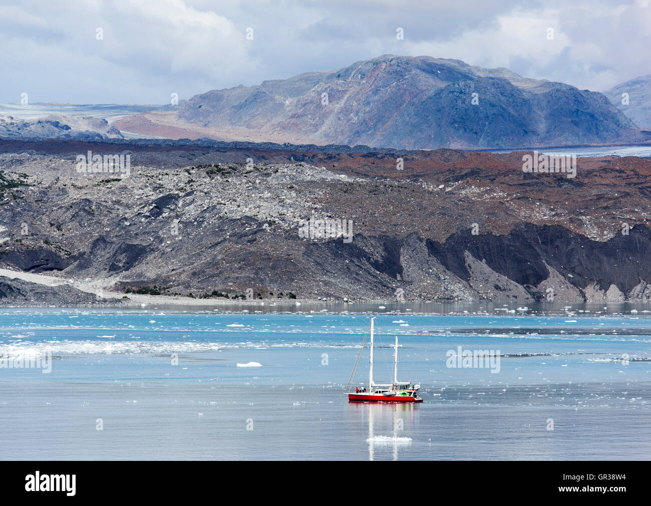 Das Boot Segeln entlang des alten Gletschers, der die Farbe in schwarz (Glacier Bay Nationalpark, Alaska) umgewandelt. Stockfoto