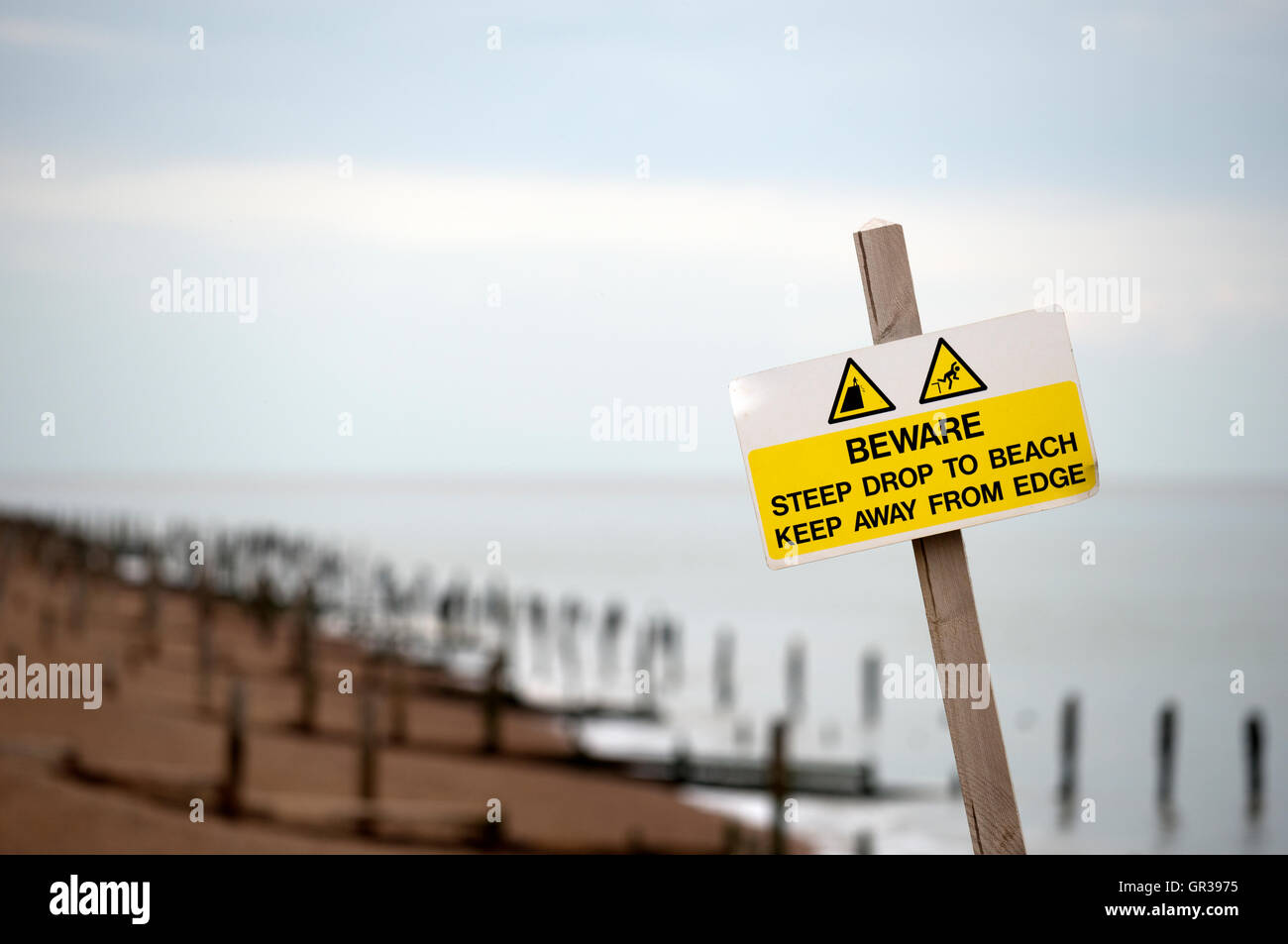 Vorsicht bei steilen Drop, Strand fernhalten Rand Zeichen durch Küstenerosion, Bawdsey Fähre, Suffolk, UK. Stockfoto