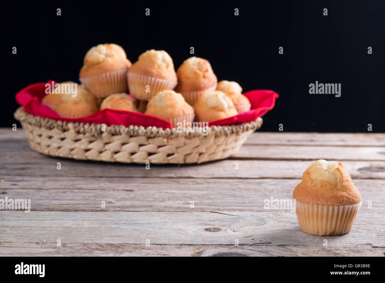 Nahaufnahme von einem Cupcake mit einer Menge im Hintergrund Stockfoto