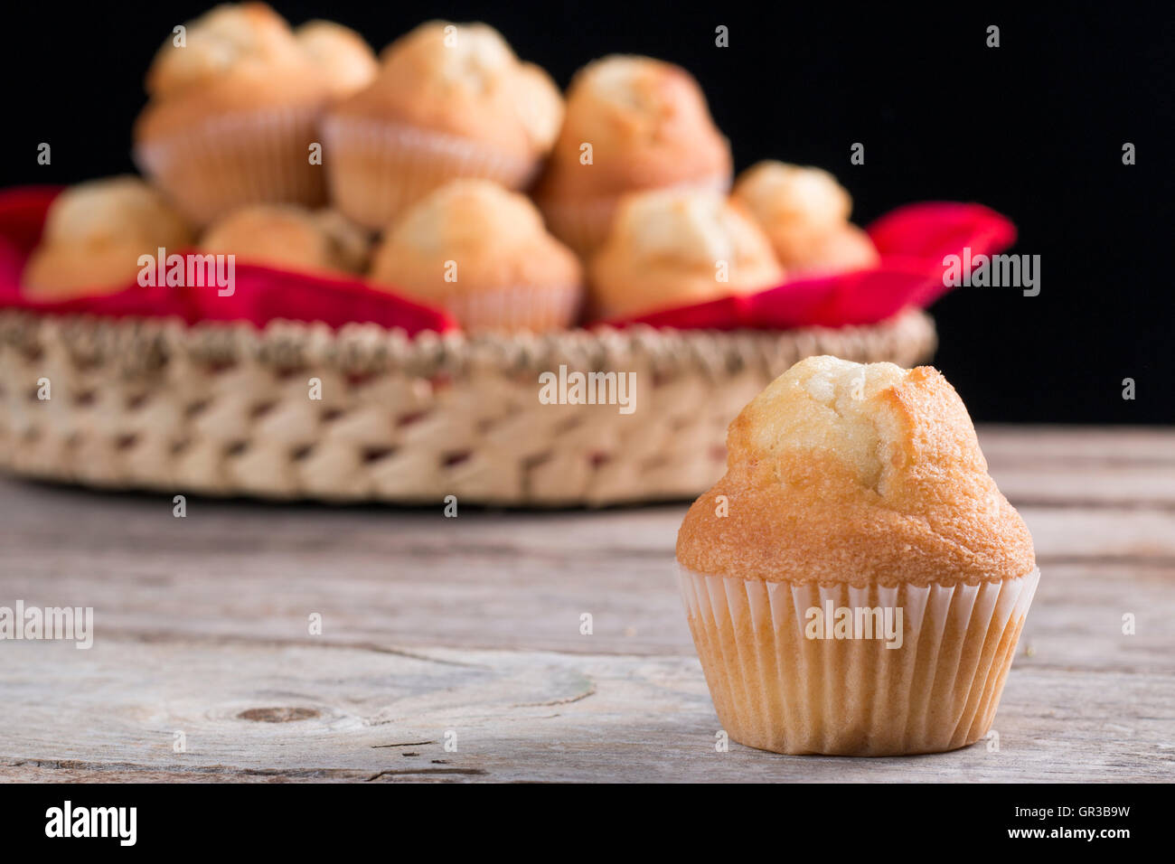 Nahaufnahme von einem Cupcake mit einer Menge im Hintergrund Stockfoto
