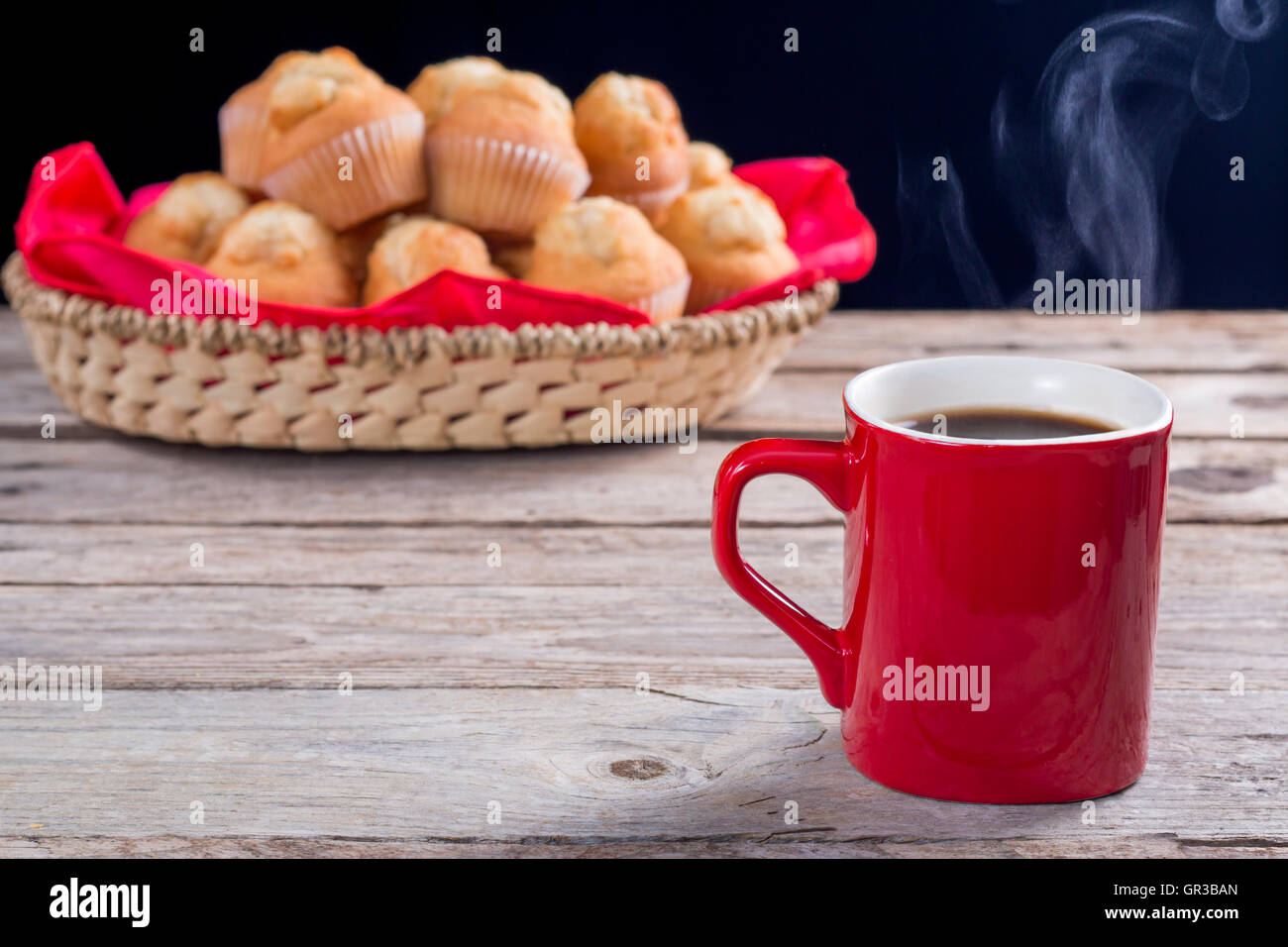 Heißer Kaffee und Muffins zum Frühstück bereit Stockfoto