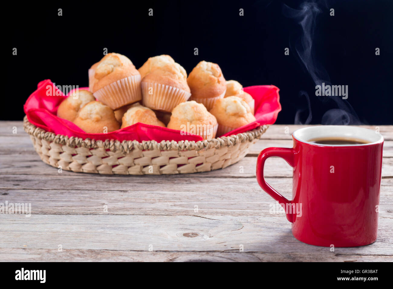 Heißer Kaffee und Muffins zum Frühstück bereit Stockfoto