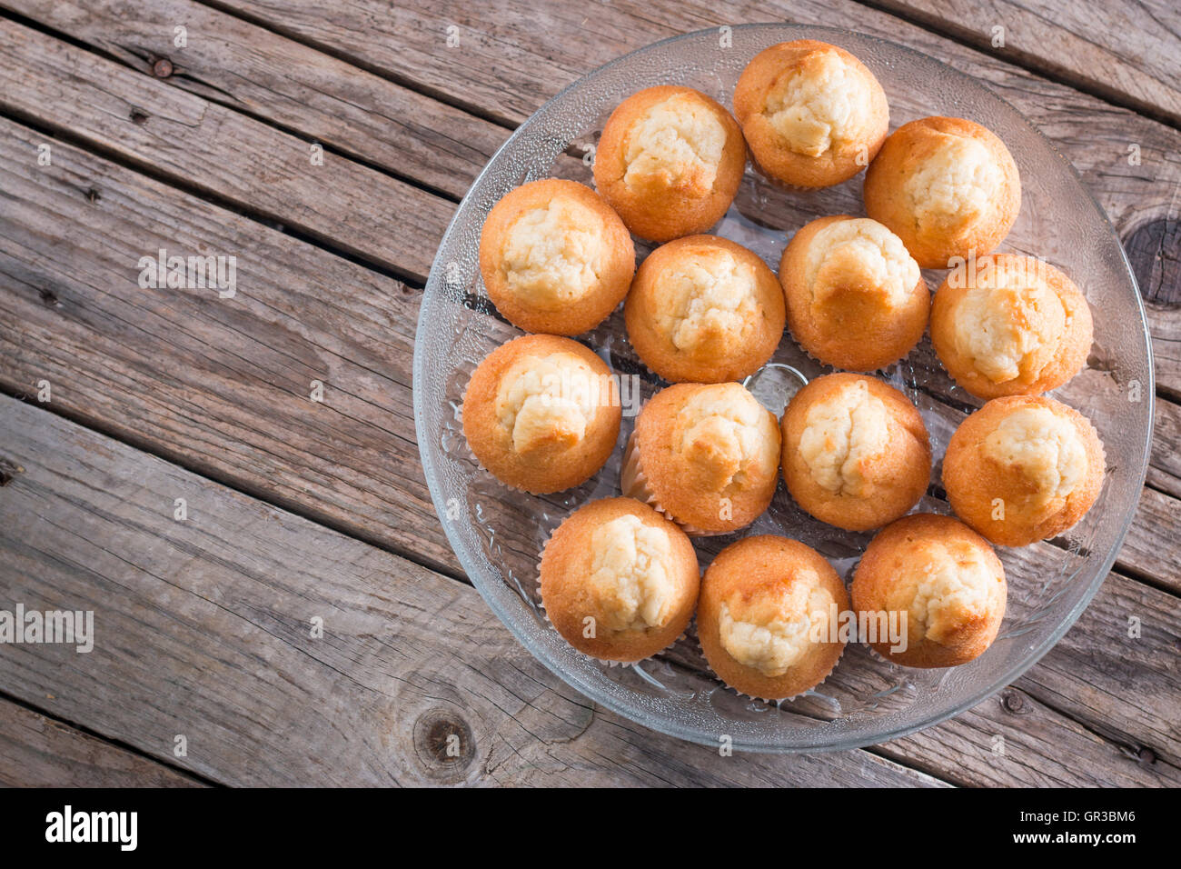 Nahaufnahme von frischen hausgemachten Kuchen in einer Platte Stockfoto