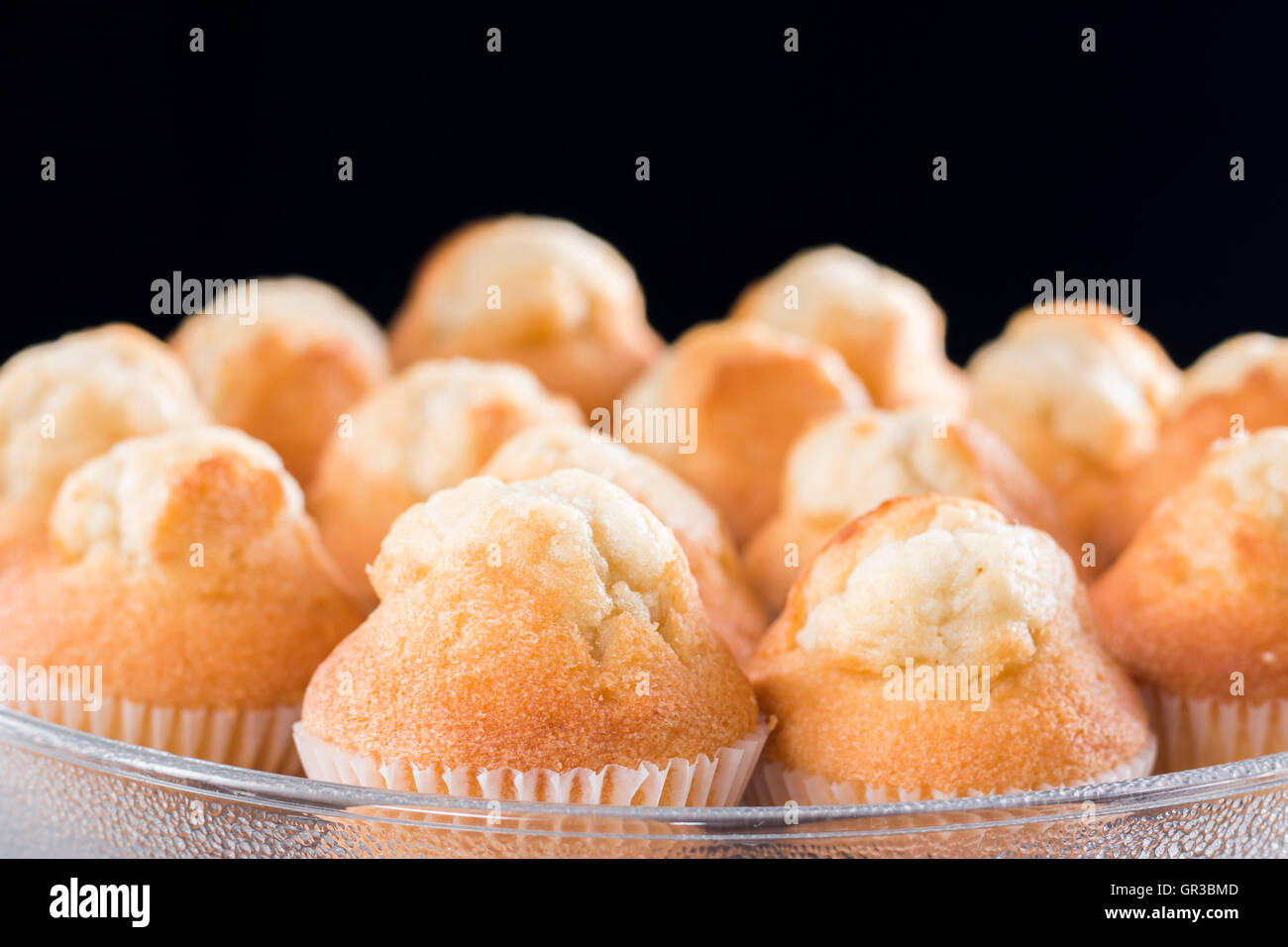 Nahaufnahme von frischen hausgemachten Kuchen in einer Platte Stockfoto