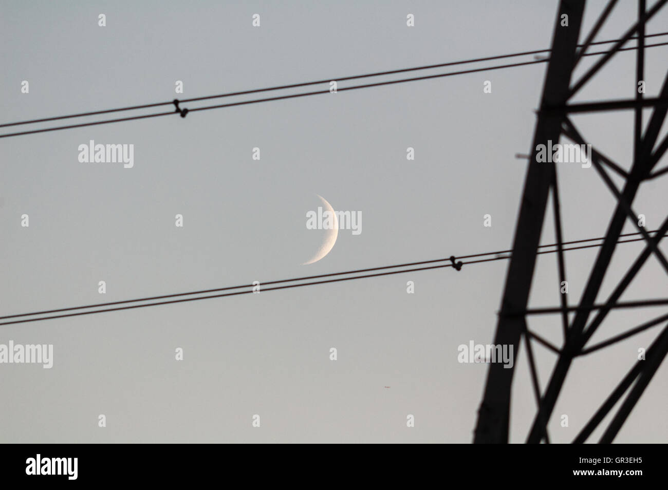 Stromleitungen und Halbmond Stockfoto