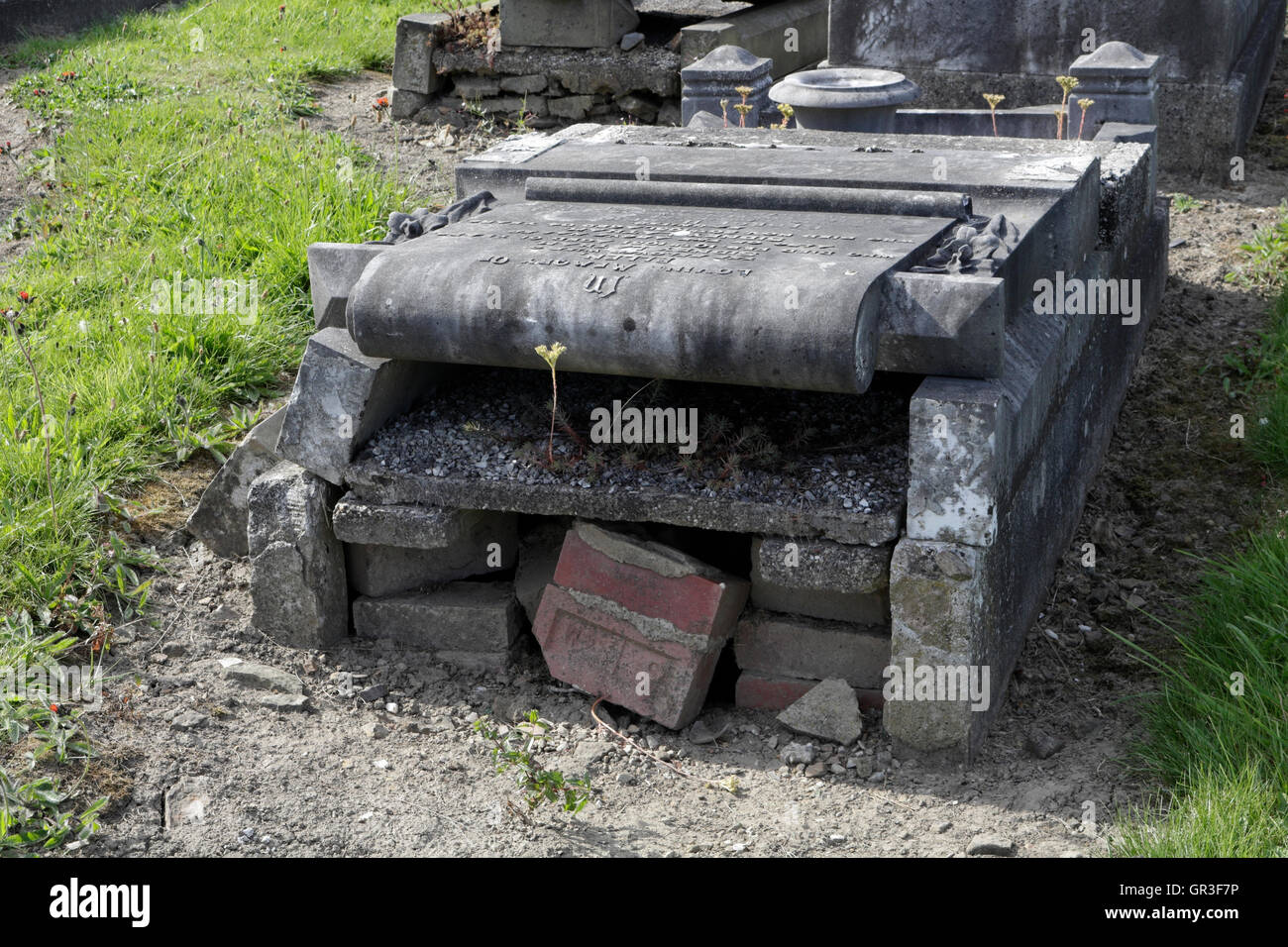 Unbeschädigtes offenes Grab schlecht gepflegter Friedhof beschädigt Stockfoto