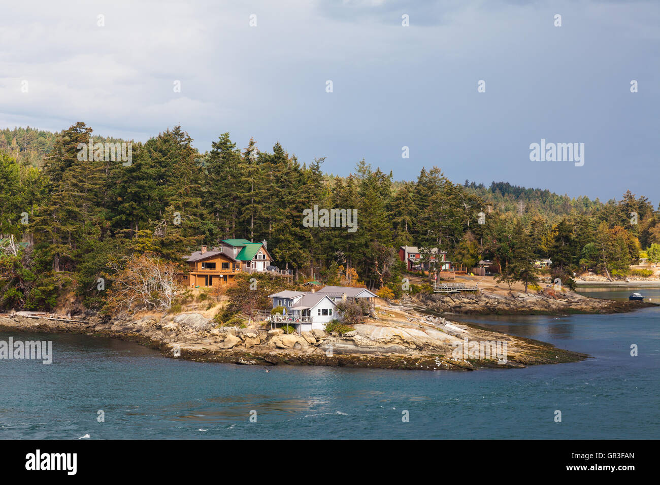 Häuser an der Südspitze von Galiano Island in Active Pass Stockfoto