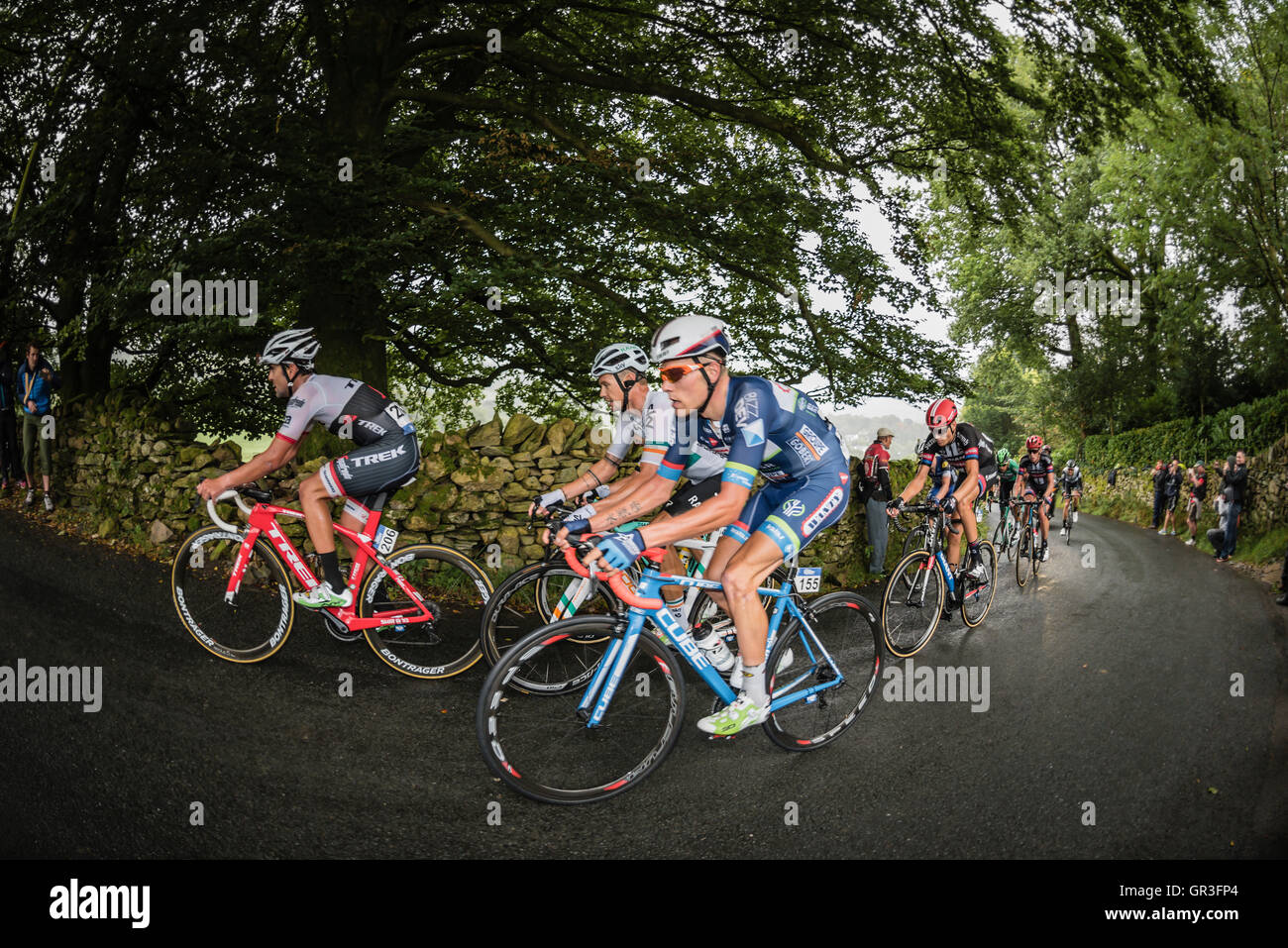 Fahrer, die den Kampf auf der zweiten Etappe der Tour of Britain 2016 Klettern Radrennen. Stockfoto