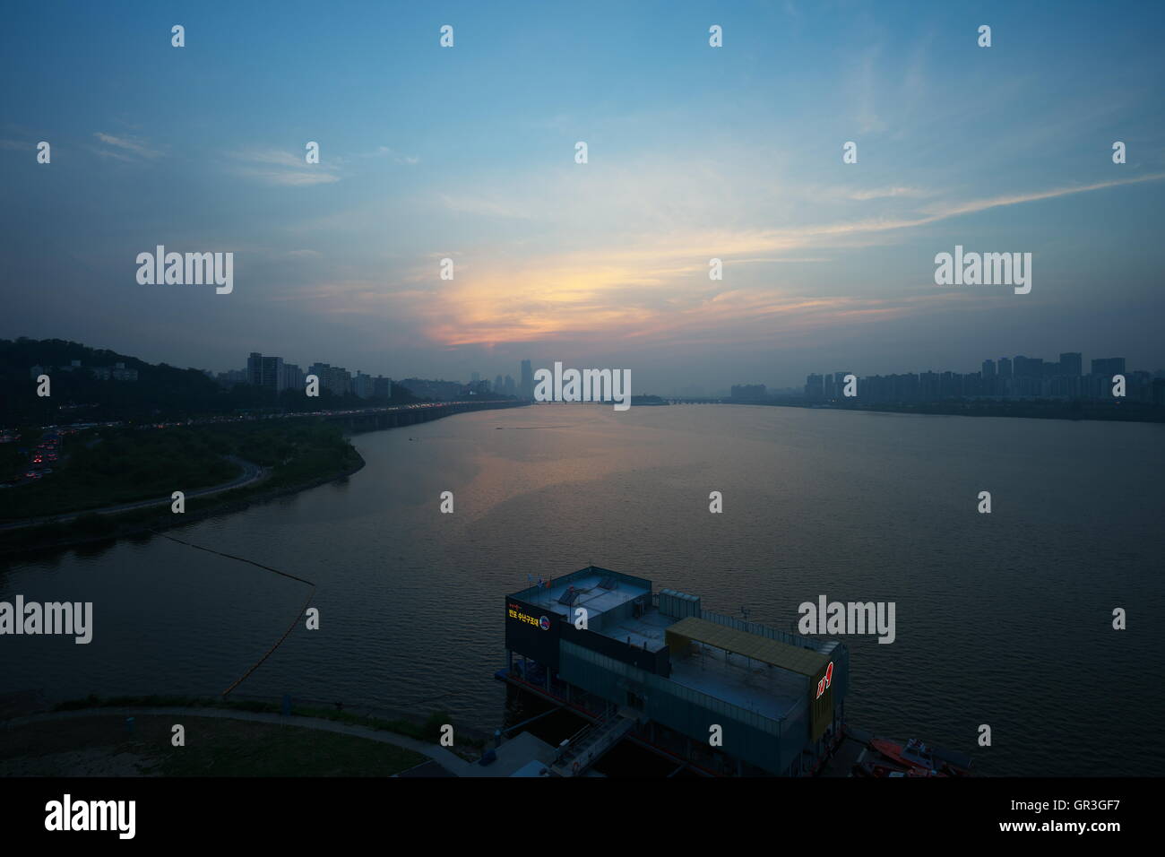 Abend auf Dongjak Brücke und N Seoul Tower über Han-Fluss (Hangang), Seoul, Südkorea Stockfoto
