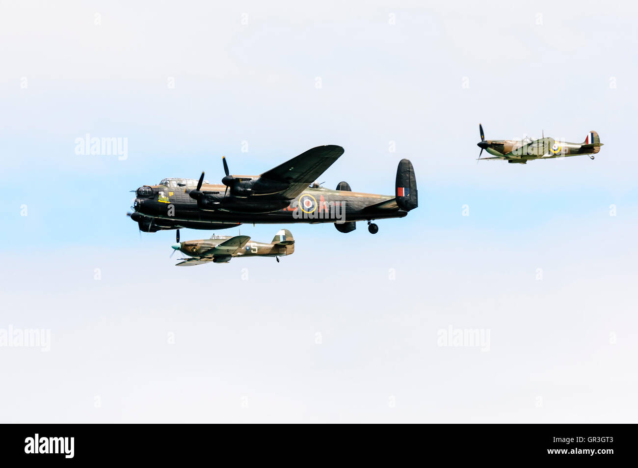 Einer von nur zwei fliegende Avro Lancaster-Bomber, PA474, begleitet von einem der vier fliegenden Spitfires und der 12 Hawker Hurricanes Stockfoto
