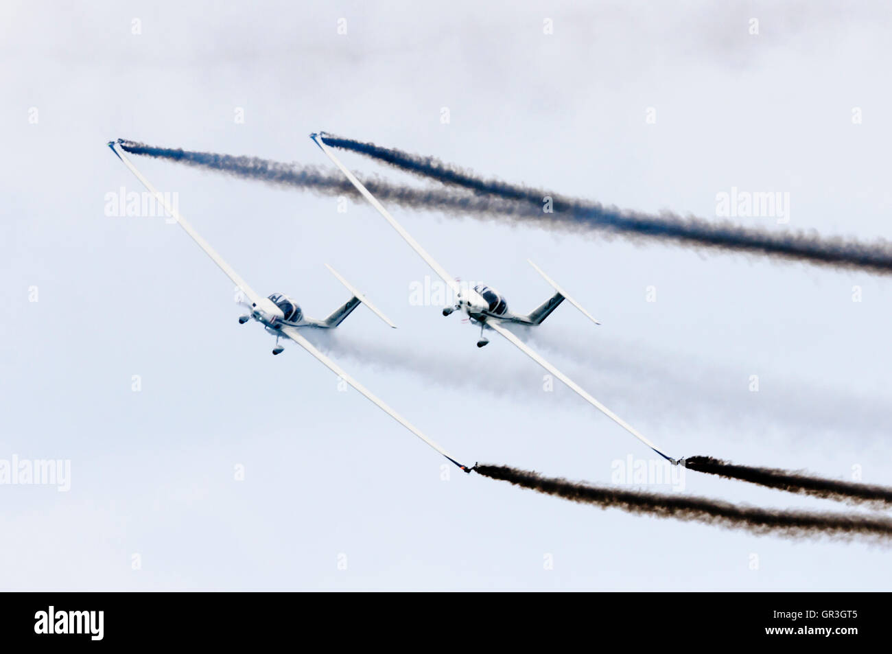 Aerosparx, eine akrobatische Duo fliegen Grob G 109 Motorsegler, führen eine Reihe von Razzien gleiten über den Himmel. Das Flugzeug ist der primäre Trainer für die RAF. Stockfoto
