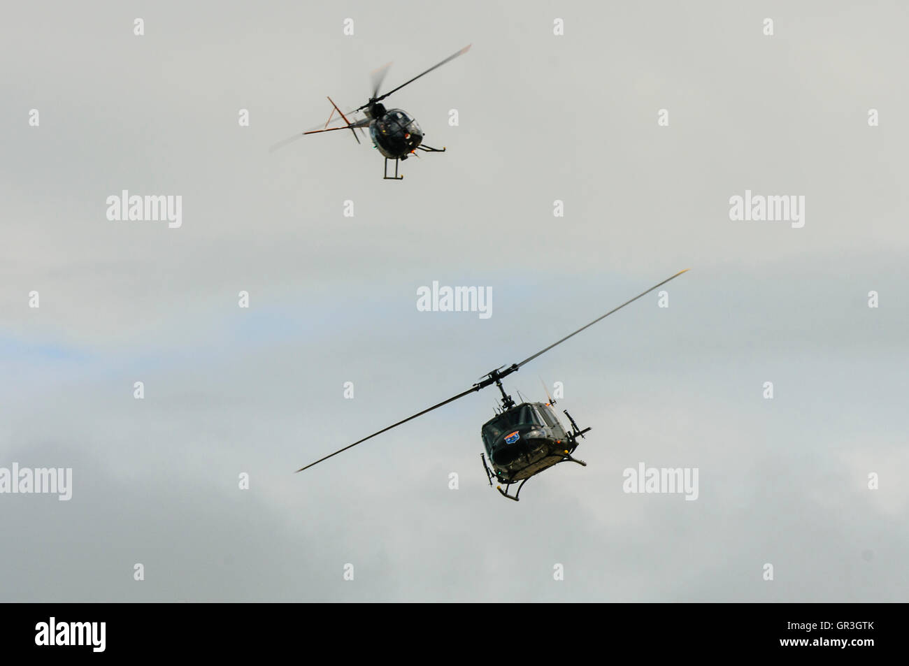 Bell UH-1 Iroquois 'Huey' Helikopter, gefolgt von einem Hughes OH-6 Cayuse "steinbeißer", sowohl bei der Vietnamesischen Krieg verwendet. Stockfoto