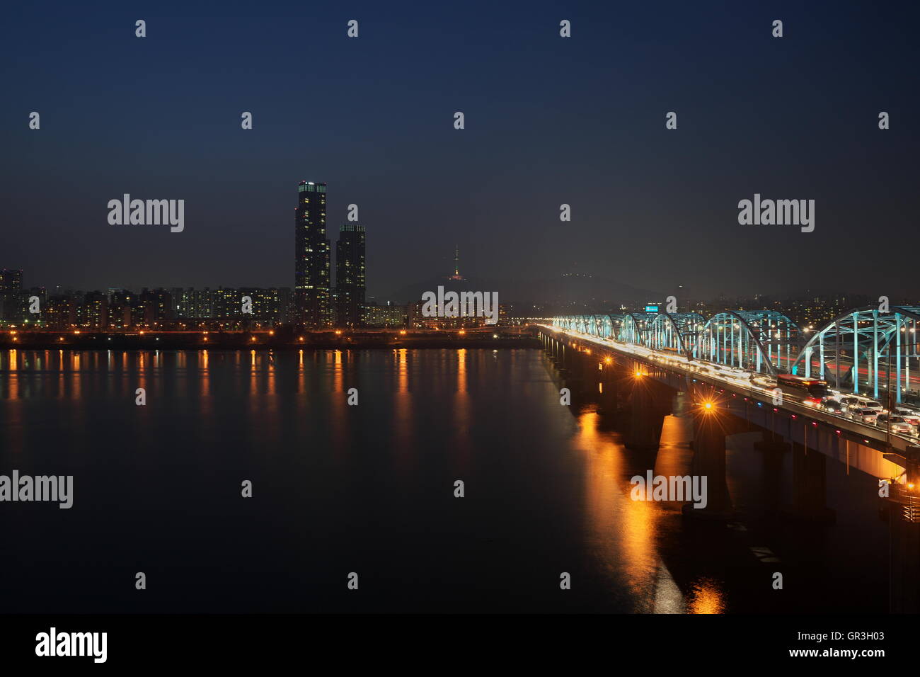 Abend auf Dongjak Brücke und N Seoul Tower über Han-Fluss (Hangang), Seoul, Südkorea Stockfoto