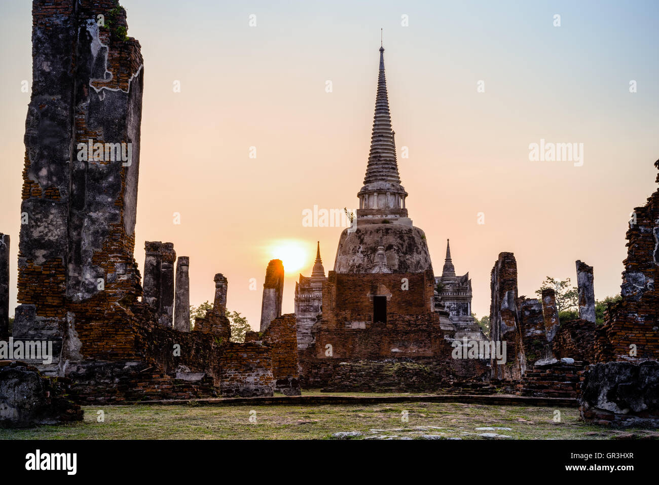 Ruinen und antike Architektur Pagode Wat Phra Si Sanphet alte Tempel Sehenswürdigkeiten während des Sonnenuntergangs am Phra Nakhon Si Ayutt Stockfoto