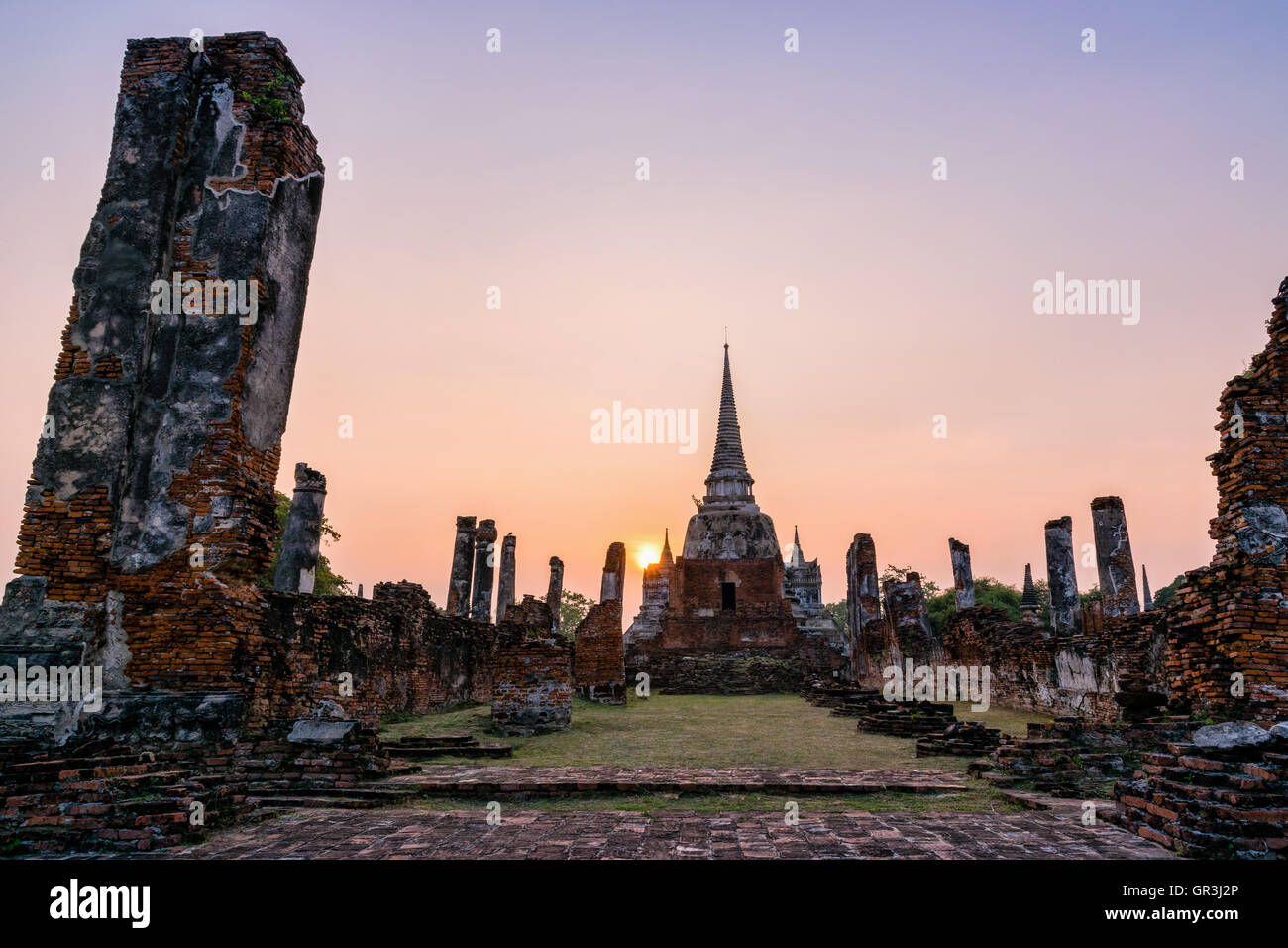 Ruinen und antike Architektur Pagode von Wat Phra Si Sanphet alte Tempel Sehenswürdigkeiten während des Sonnenuntergangs in Ayutthaya Thailand Stockfoto