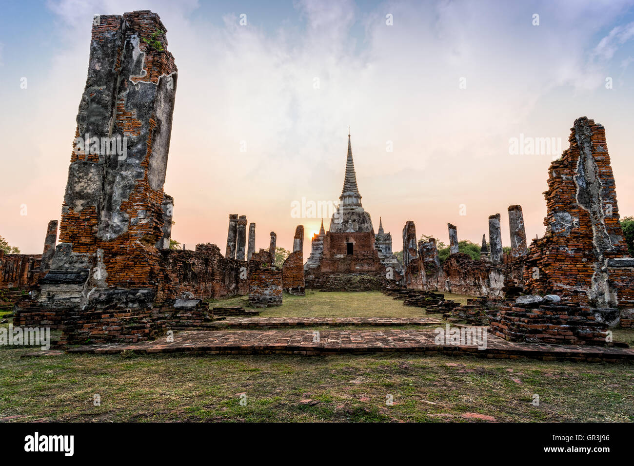 Ruinen und antike Architektur Pagode Wat Phra Si Sanphet alte Tempel Sehenswürdigkeiten während des Sonnenuntergangs in Ayutthaya, Thailand Stockfoto
