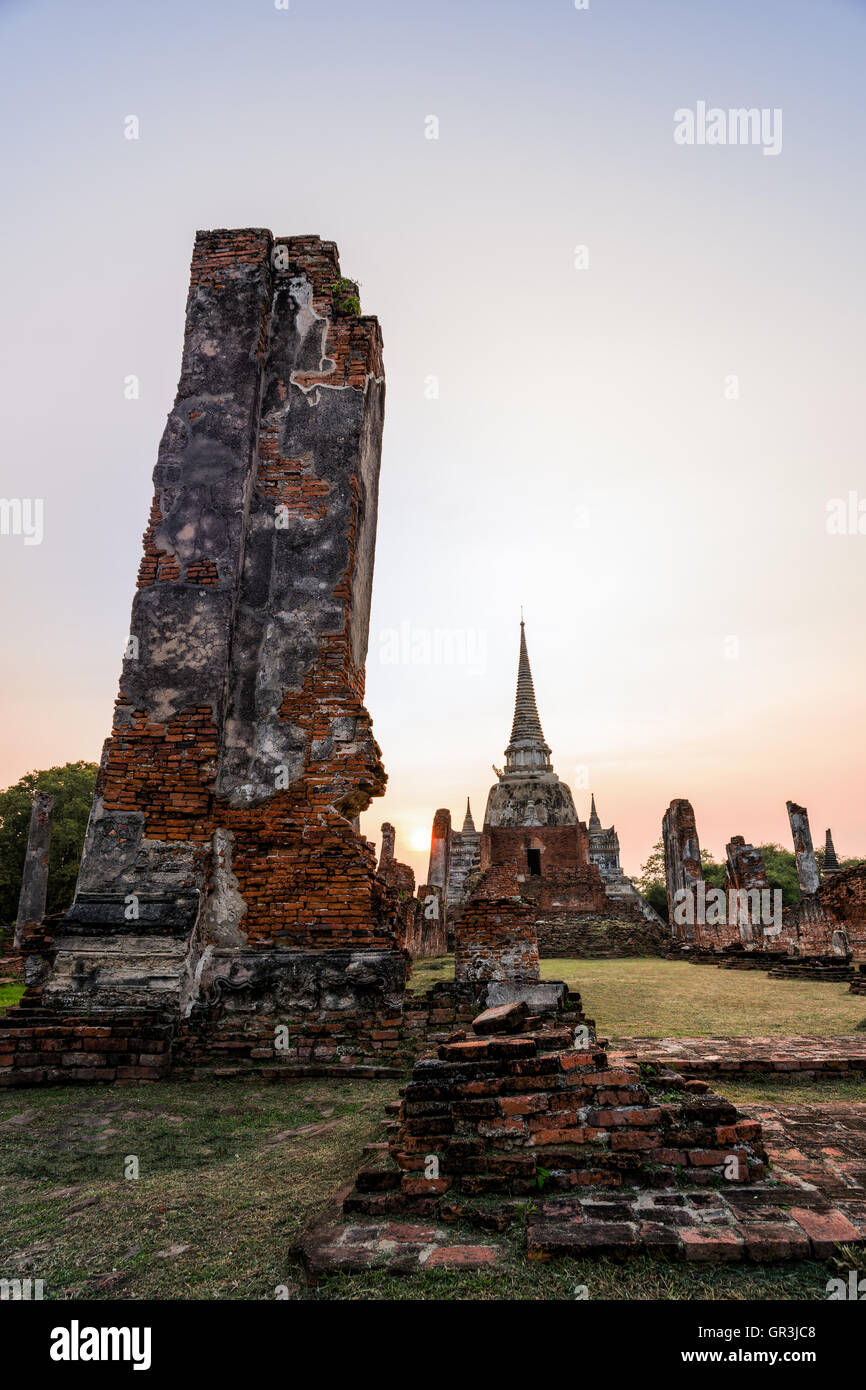 Ruinen und antike Architektur Pagode Wat Phra Si Sanphet alte Tempel Sehenswürdigkeiten während des Sonnenuntergangs in Ayutthaya, Thailand Stockfoto