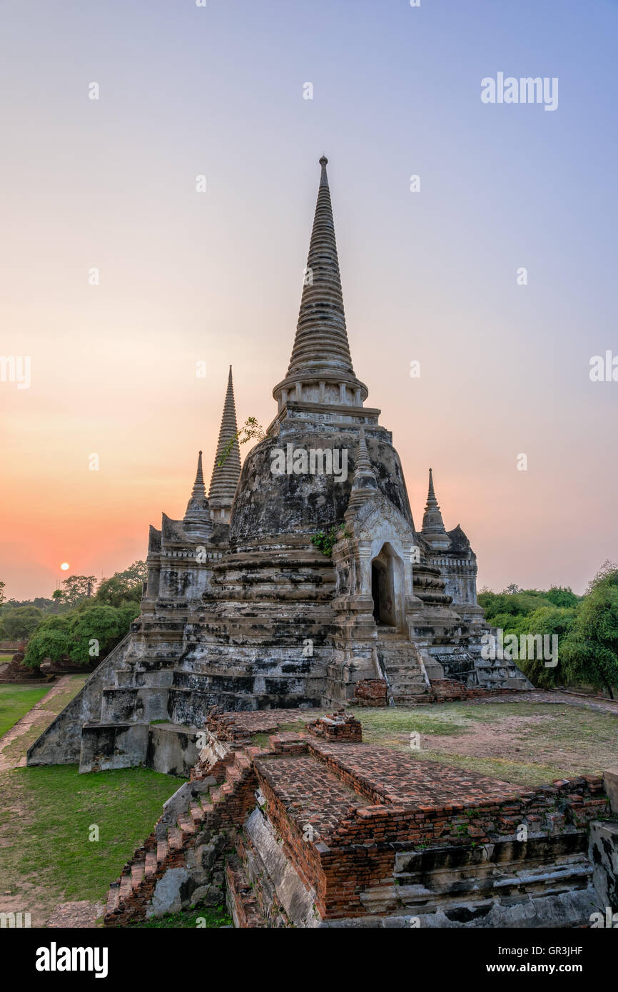 Ruinen und antike Architektur Pagode von Wat Phra Si Sanphet alte Tempel Sehenswürdigkeiten während des Sonnenuntergangs in Ayutthaya Thailand Stockfoto