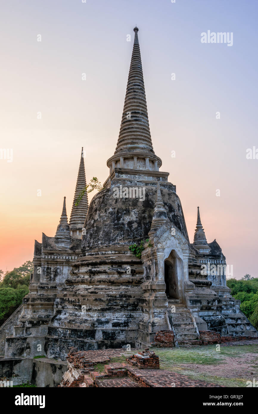 Ruinen und antike Architektur Pagode von Wat Phra Si Sanphet alte Tempel Sehenswürdigkeiten während des Sonnenuntergangs in Ayutthaya Thailand Stockfoto