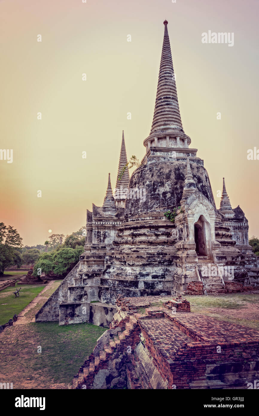 Vintage-Stil hinzufügen Textur-Effekt, antiken Ruinen und Pagode des alten Tempel Wat Phra Si Sanphet Attraktionen während des Sonnenuntergangs Stockfoto