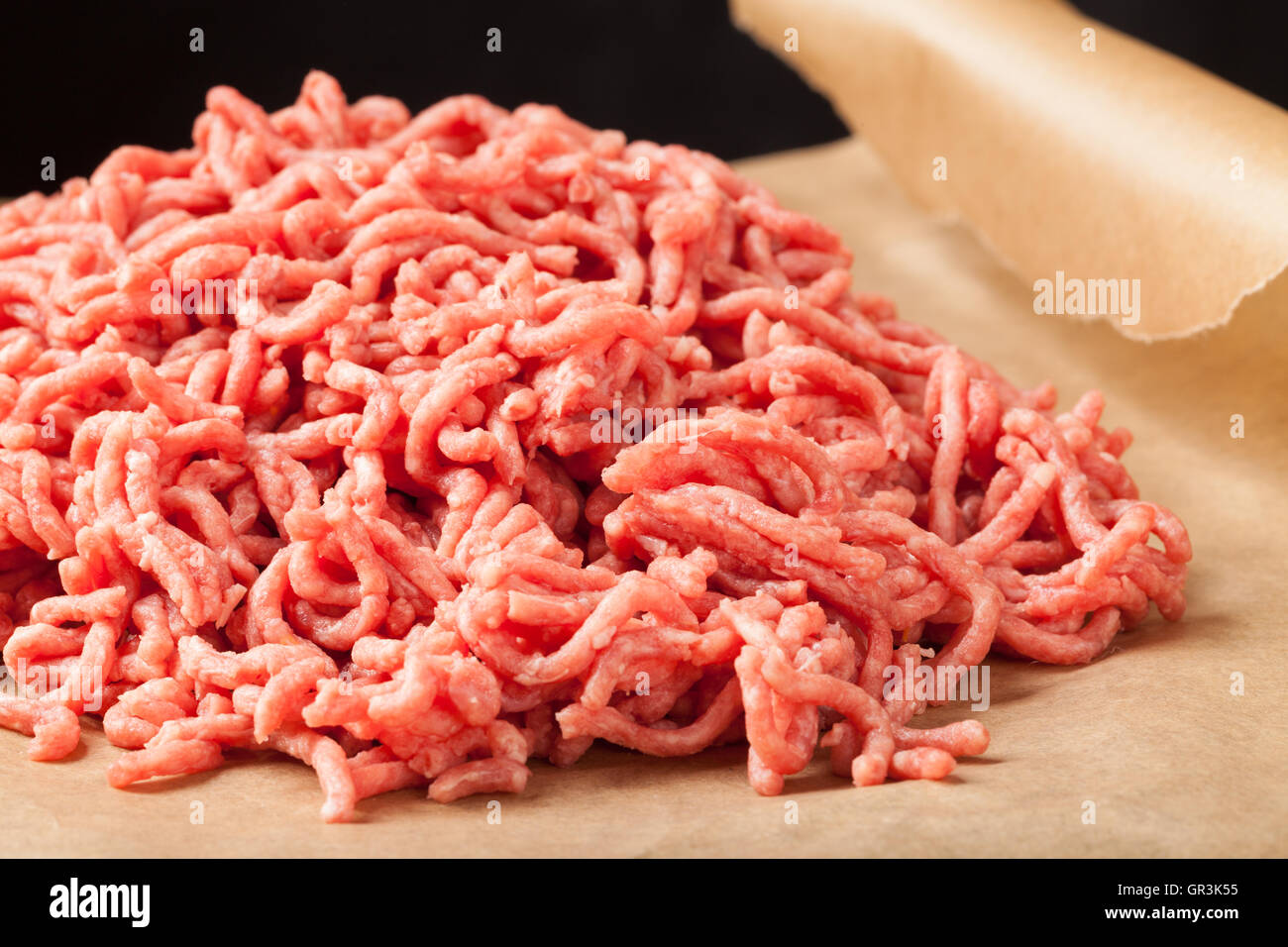 Rind Hackfleisch auf Papier Stockfoto