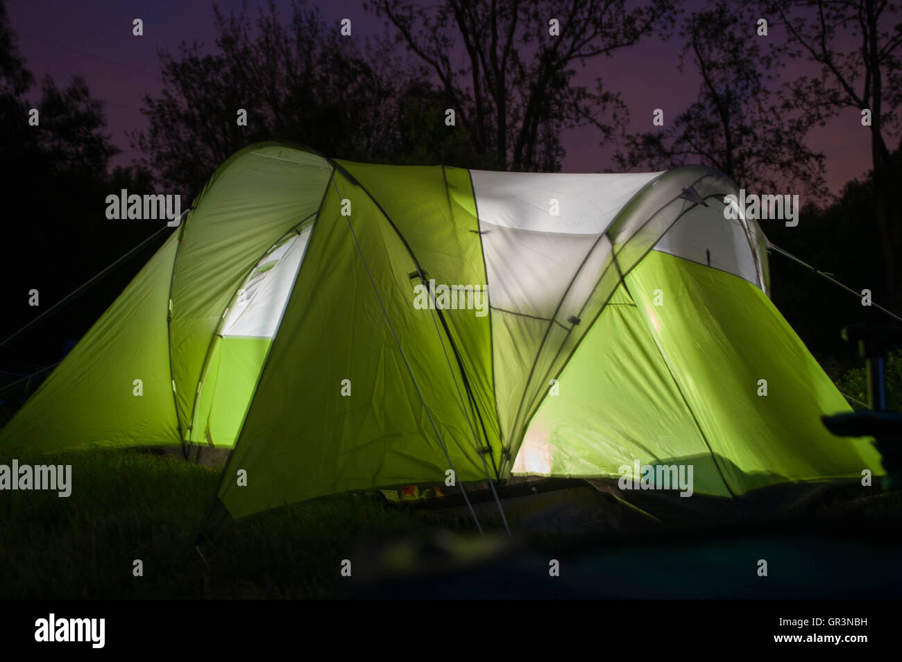 Ein grün und weiß leuchtende camping Zelt ist in der Dämmerung in einen Campingplatz in französischer Sprache Creek State Park Pennsylvania beleuchtet Stockfoto
