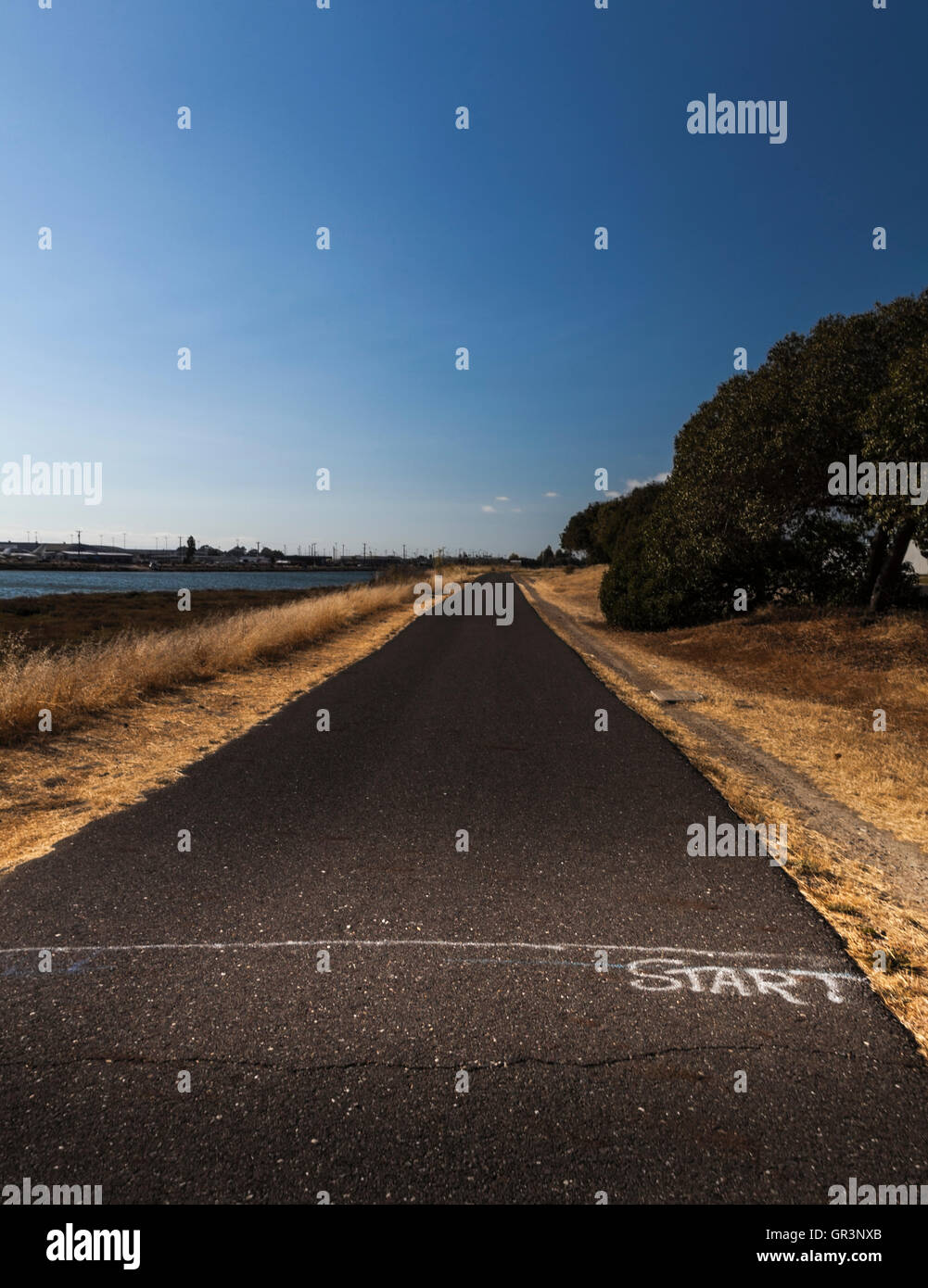 Kreide auf einem gepflasterten Weg an MLK regionale Uferlinie in Oakland, Kalifornien, mit Platz für Test beginnen. Stockfoto