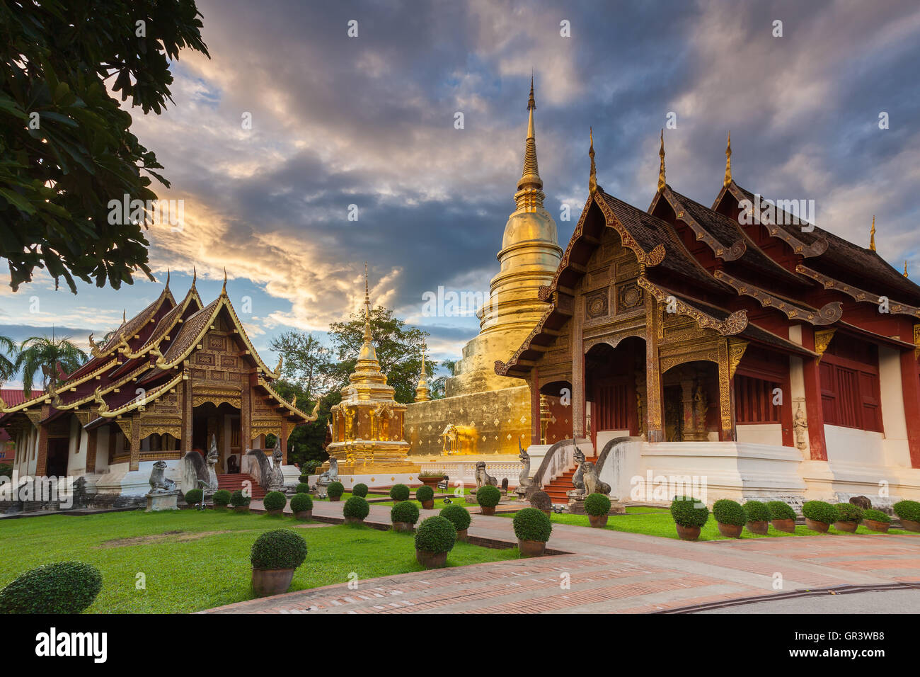 Wat Phra Singh bei Sonnenuntergang, der am meisten verehrten Tempel in Chiang Mai, Thailand. Stockfoto