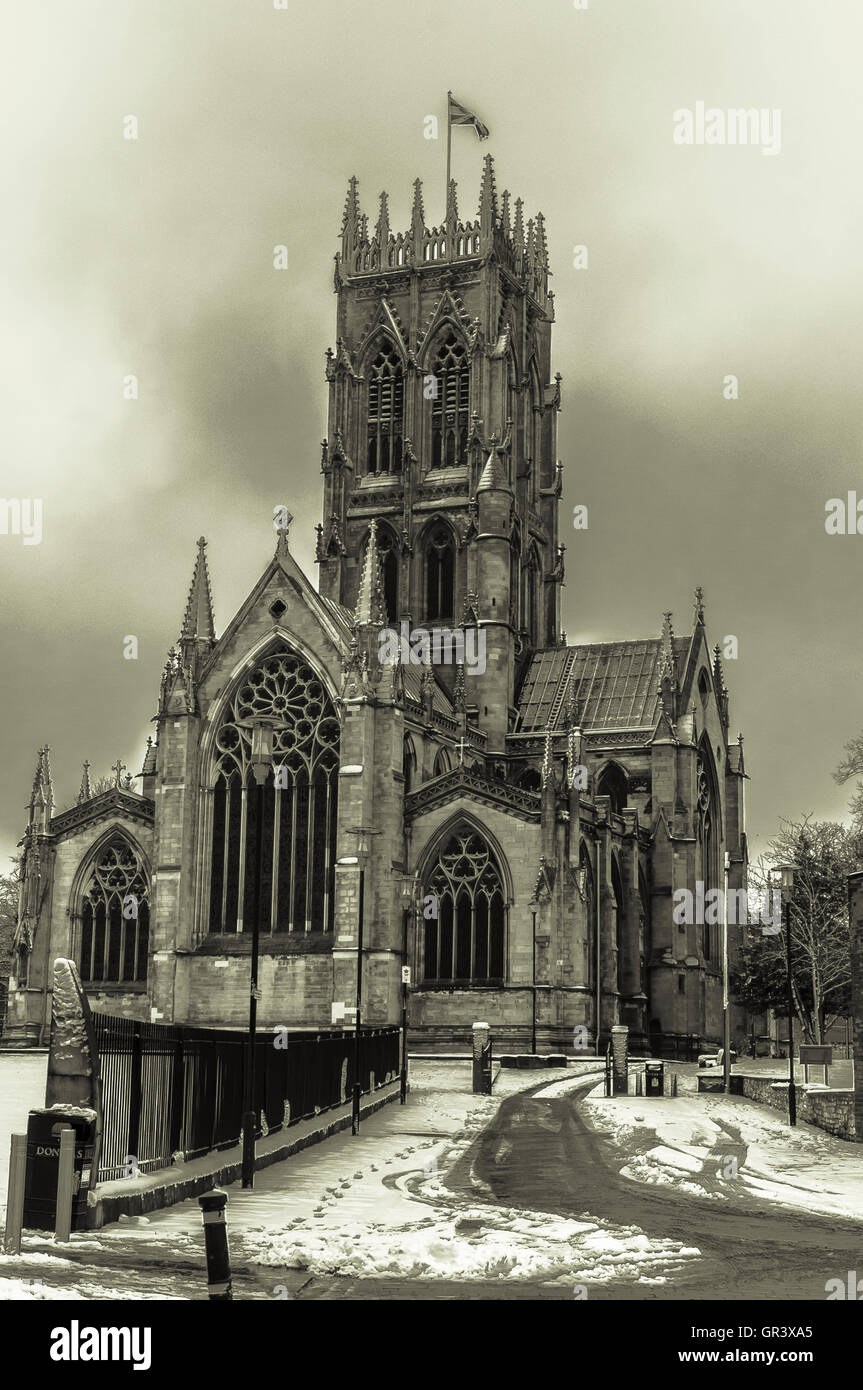 Doncaster-St.-Georgs-Kirche im Schnee Stockfoto