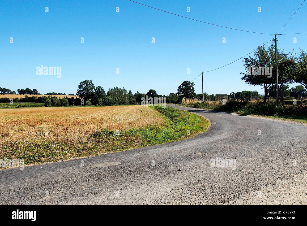 Feldweg und abgeernteten Feldern in der Nähe von Saint-Julian-du-Terroux, Departement Orne, südlichen Normandie, Frankreich Stockfoto