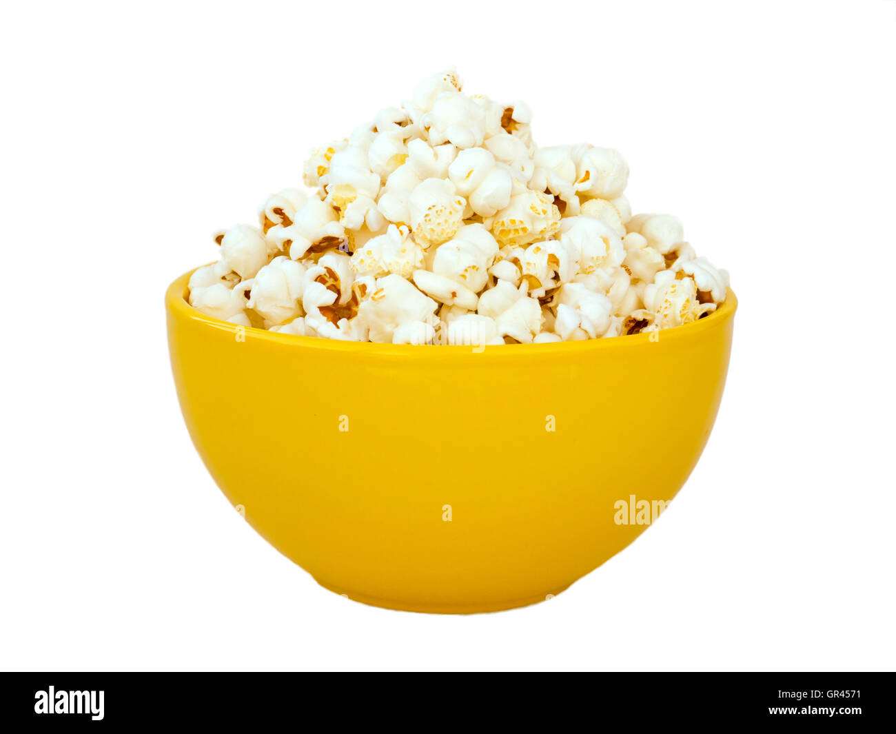 Popcorn in gelb Keramikschale, isoliert auf weiss Stockfoto