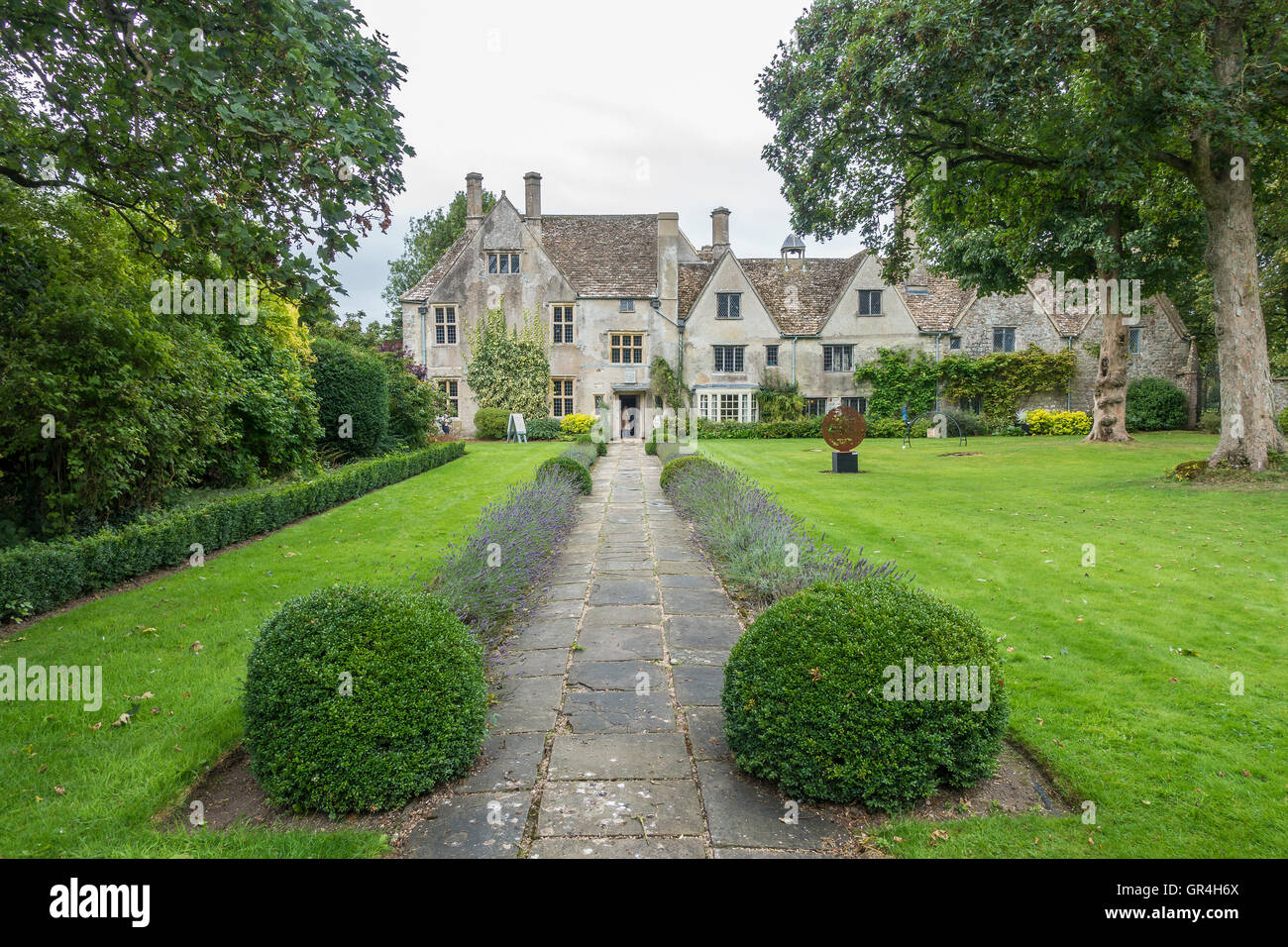 Avebury Manor & Garten bestehend aus einem Grade I aufgeführten Herrenhaus aus dem 16. Jahrhundert und den umliegenden Garten. Stockfoto