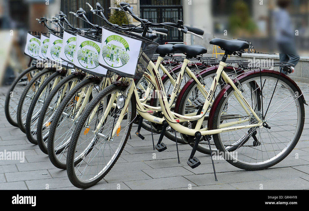 Förderung des grünen Tourismus, stehen Fahrräder zur Miete in der Altstadt von Bukarest. Stockfoto