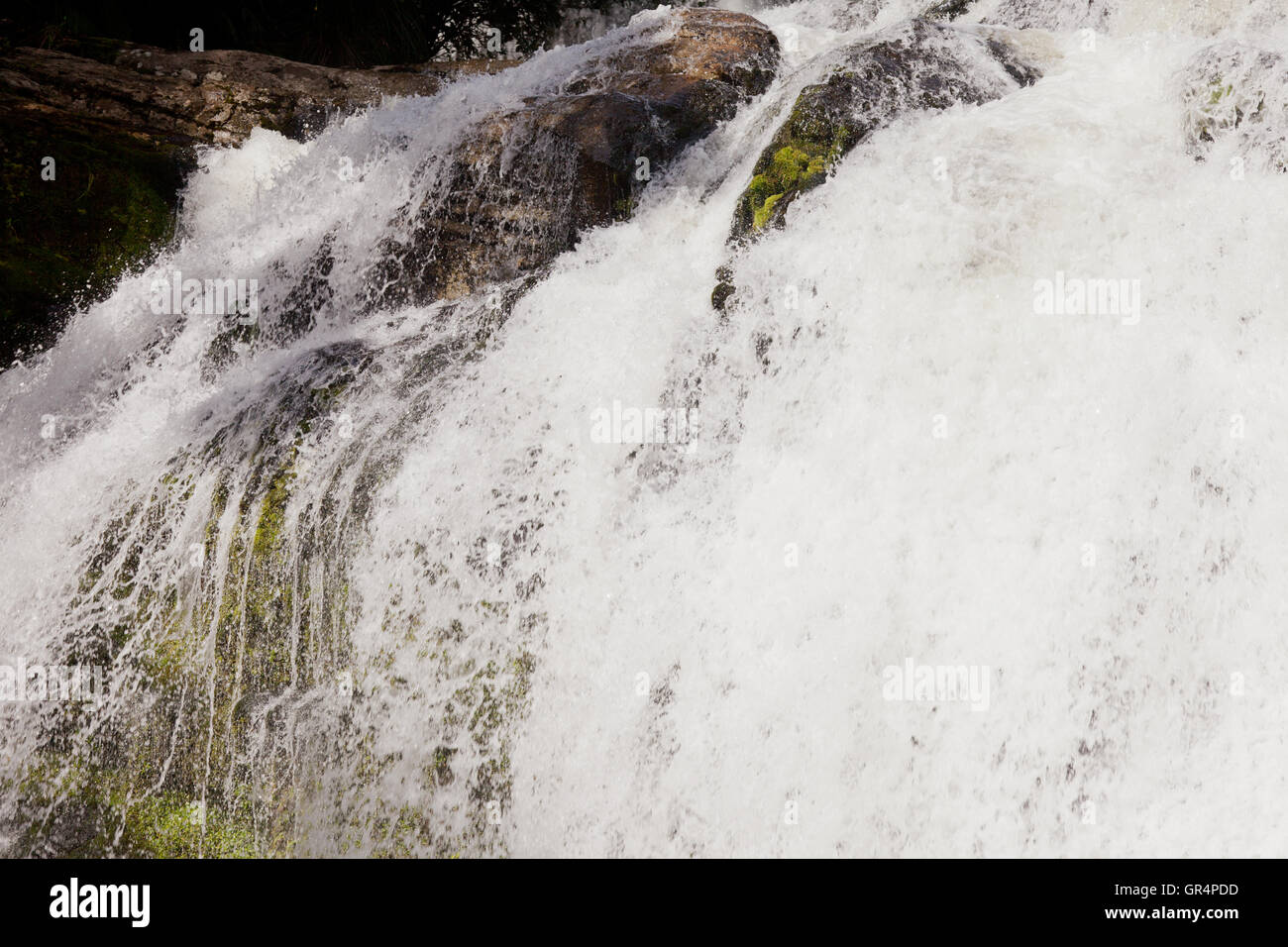 Vorhang aus Wildwasser vom felsigen Klippen fallen Stockfoto