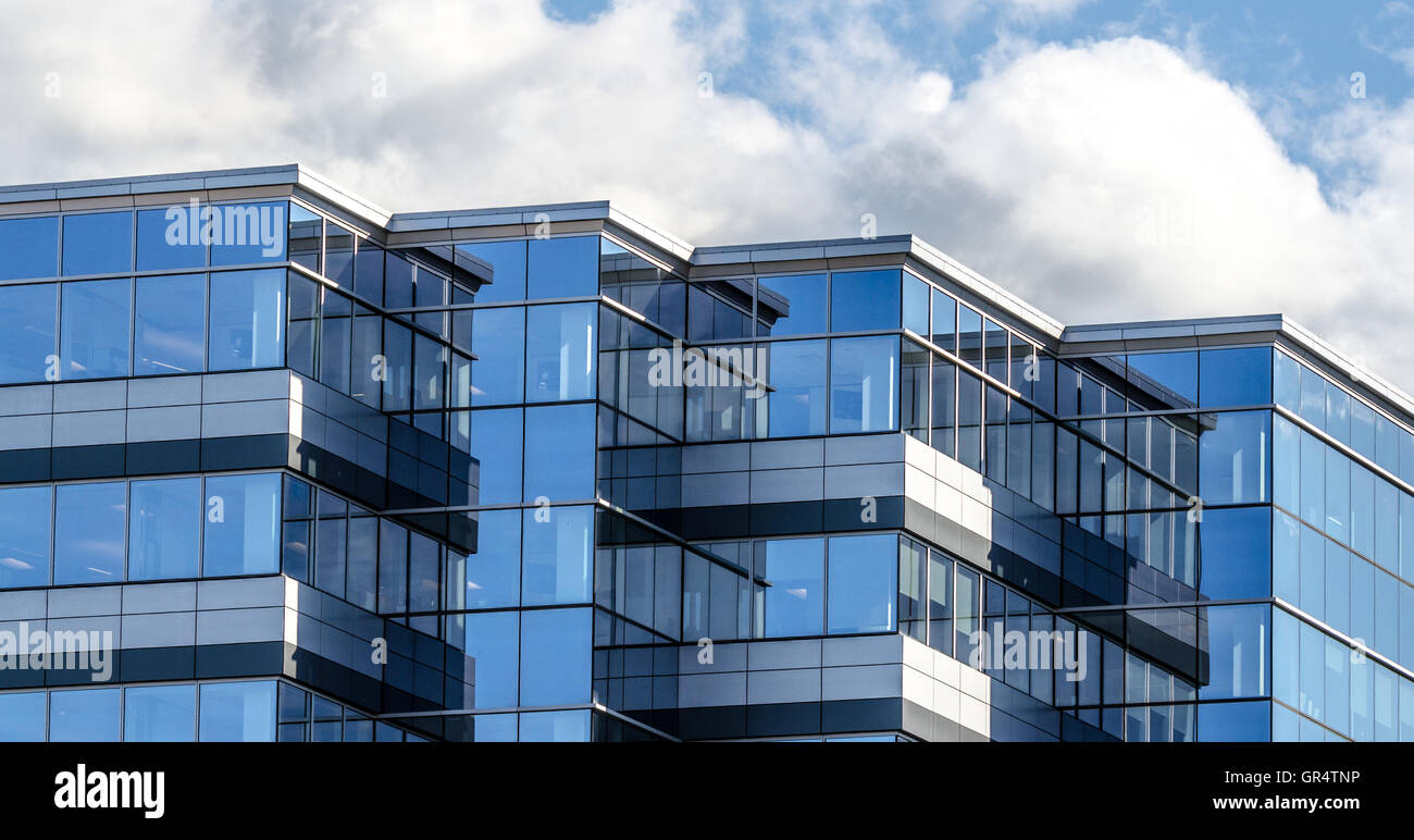 Linien, Glas und Reflexionen der modernen Architektur.  Glas verkleideten Gebäude der neuen Büroräume in der Stadt. Stockfoto