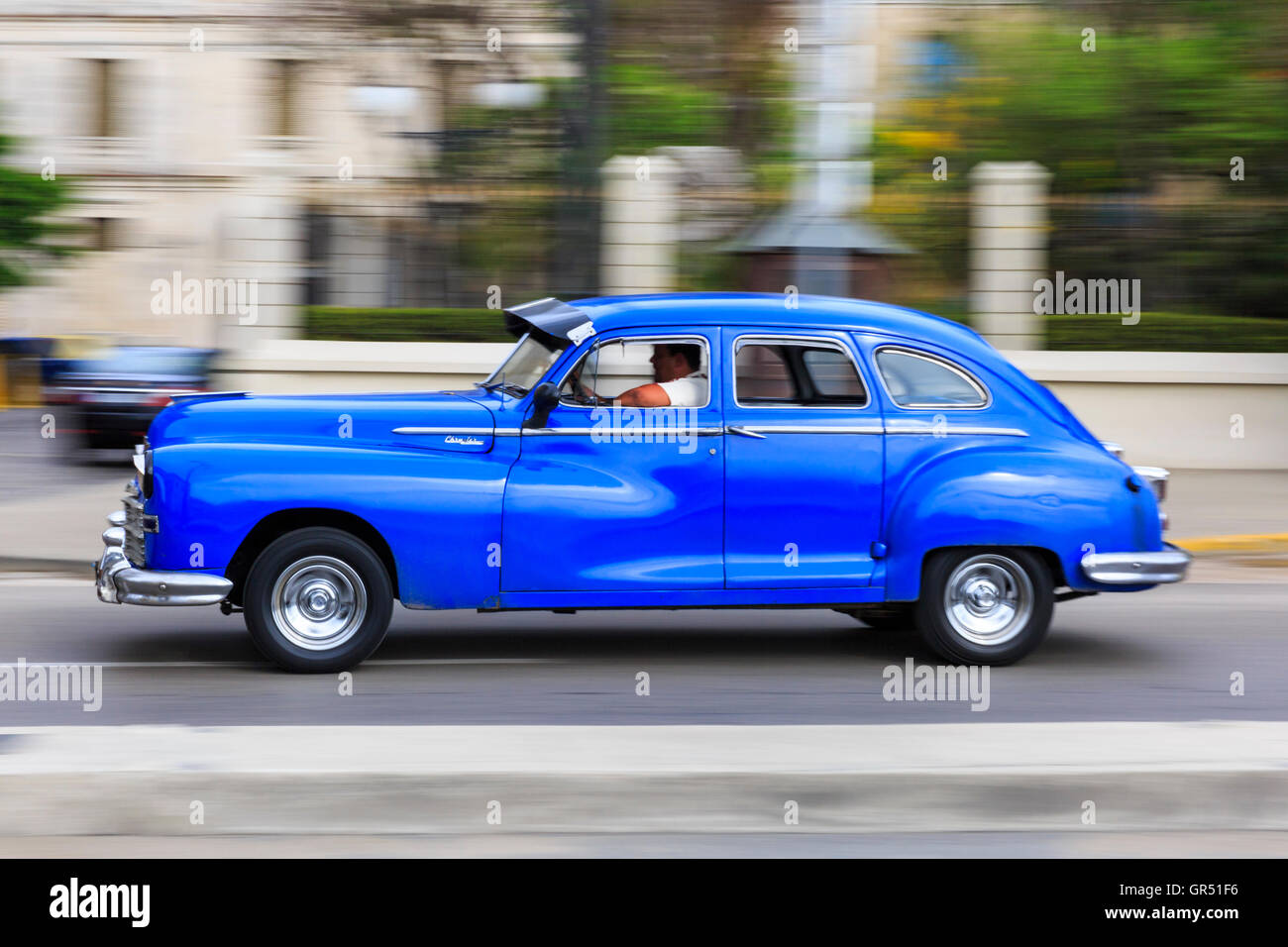 Bewegungsunschärfe panning Schuss von blauen amerikanischen Oldtimer fahren in Havanna Vieja, Havanna, Kuba Stockfoto