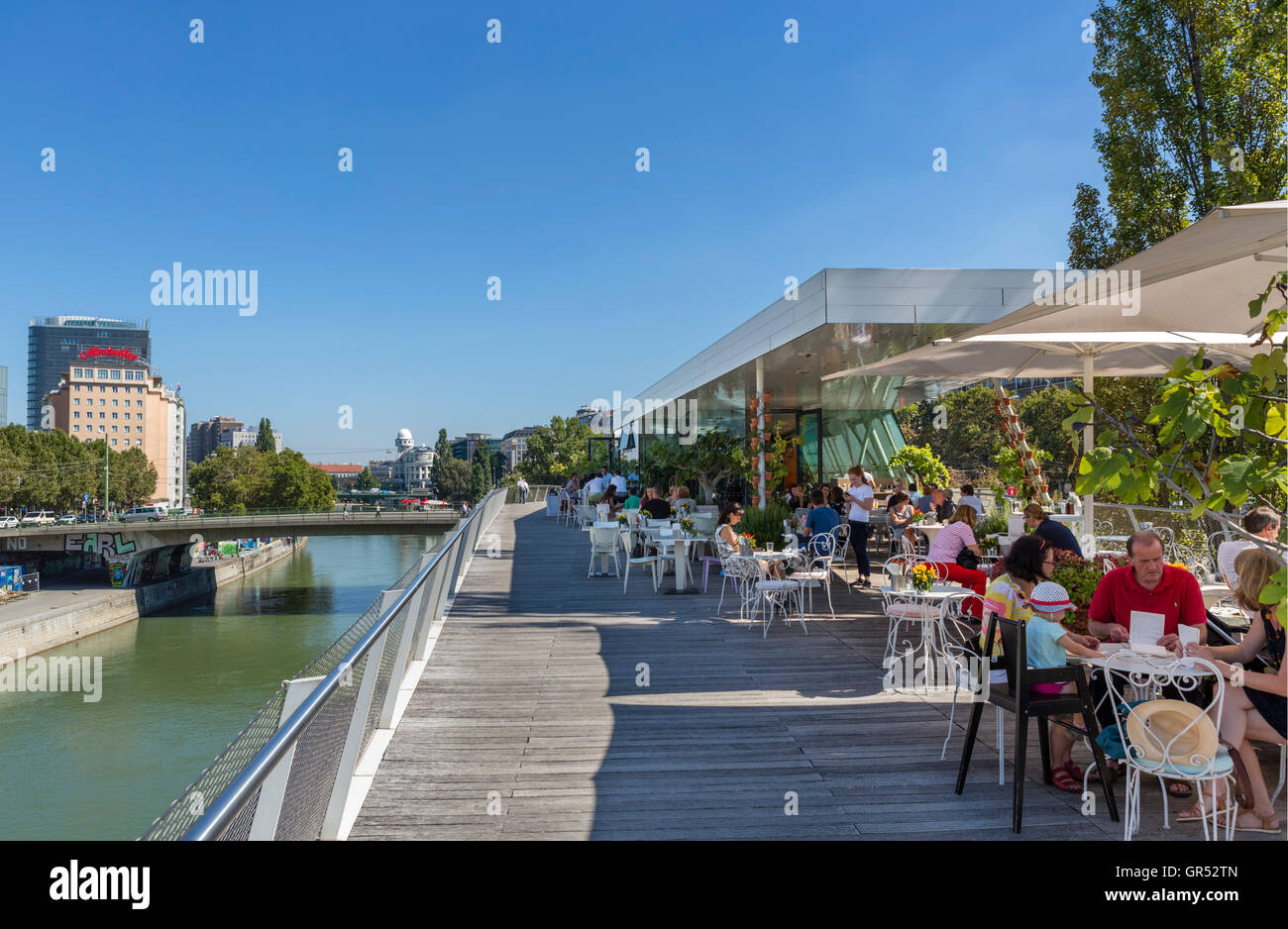 Restaurant am Donaukanal (Donaukanal) am Schwedenplatz Boot Terminal, Wien, Österreich Stockfoto