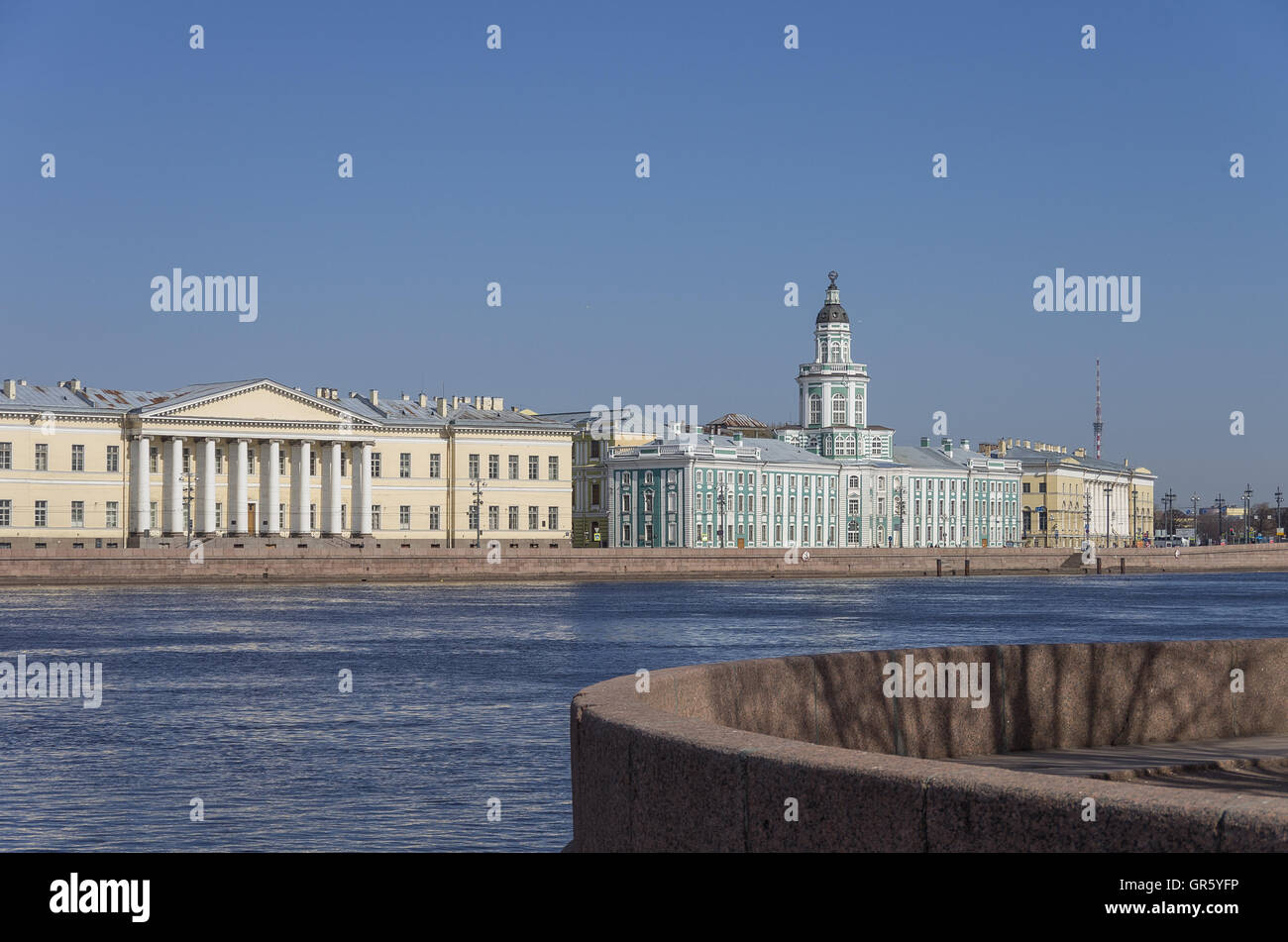 Blick auf Neva Flußdamm und Kunstkammer Museum, Sankt Petersburg, Russland Stockfoto