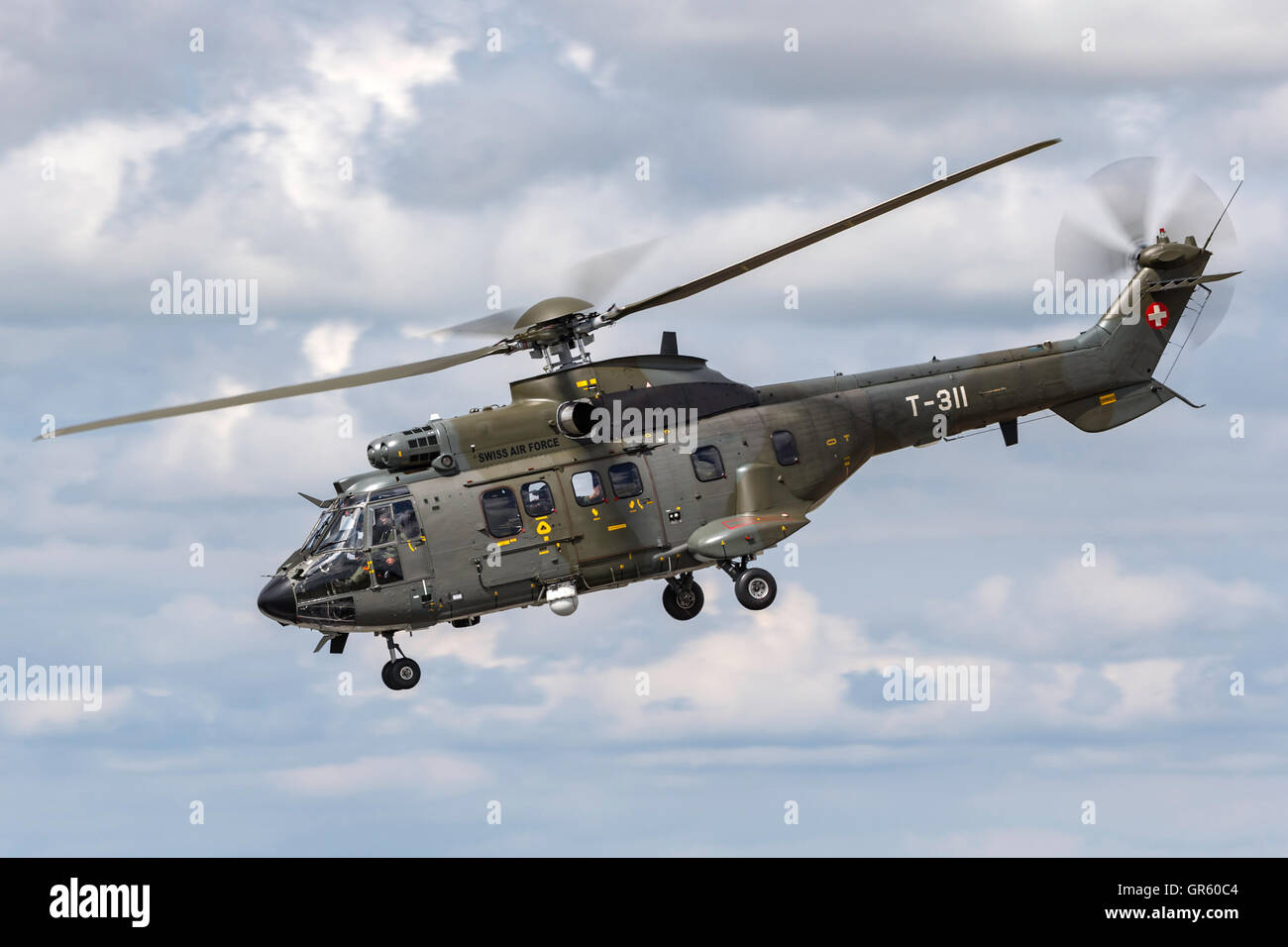 Schweizer Luftwaffe Aerospatiale TH89 Cougar/Puma Helikopter anreisen am Royal International Air Tattoo (RIAT) an RAF Fairford. Stockfoto