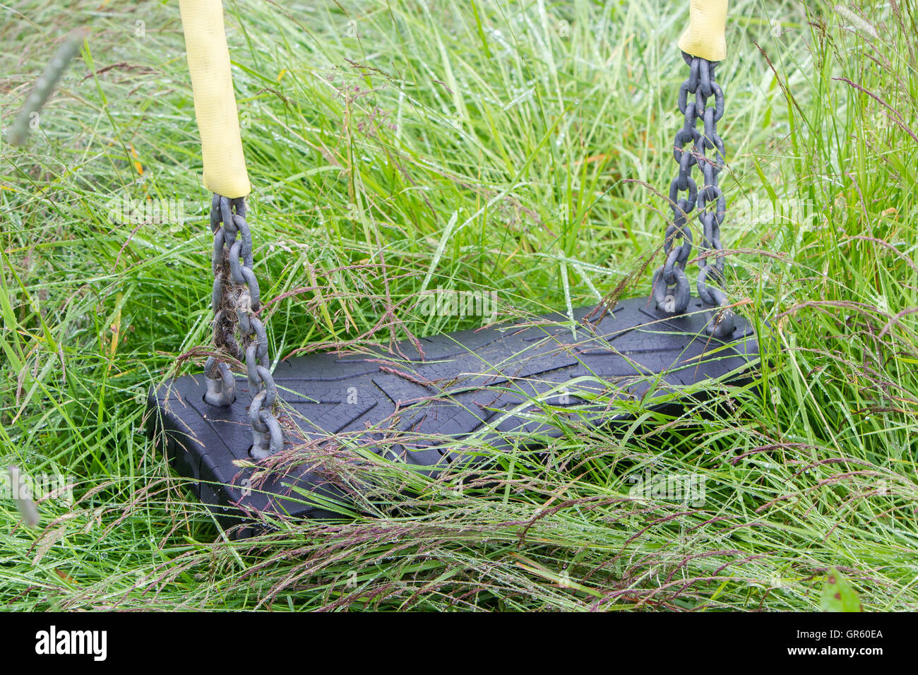 Leere Schaukel Spielplatz auf dem Rasen Stockfoto