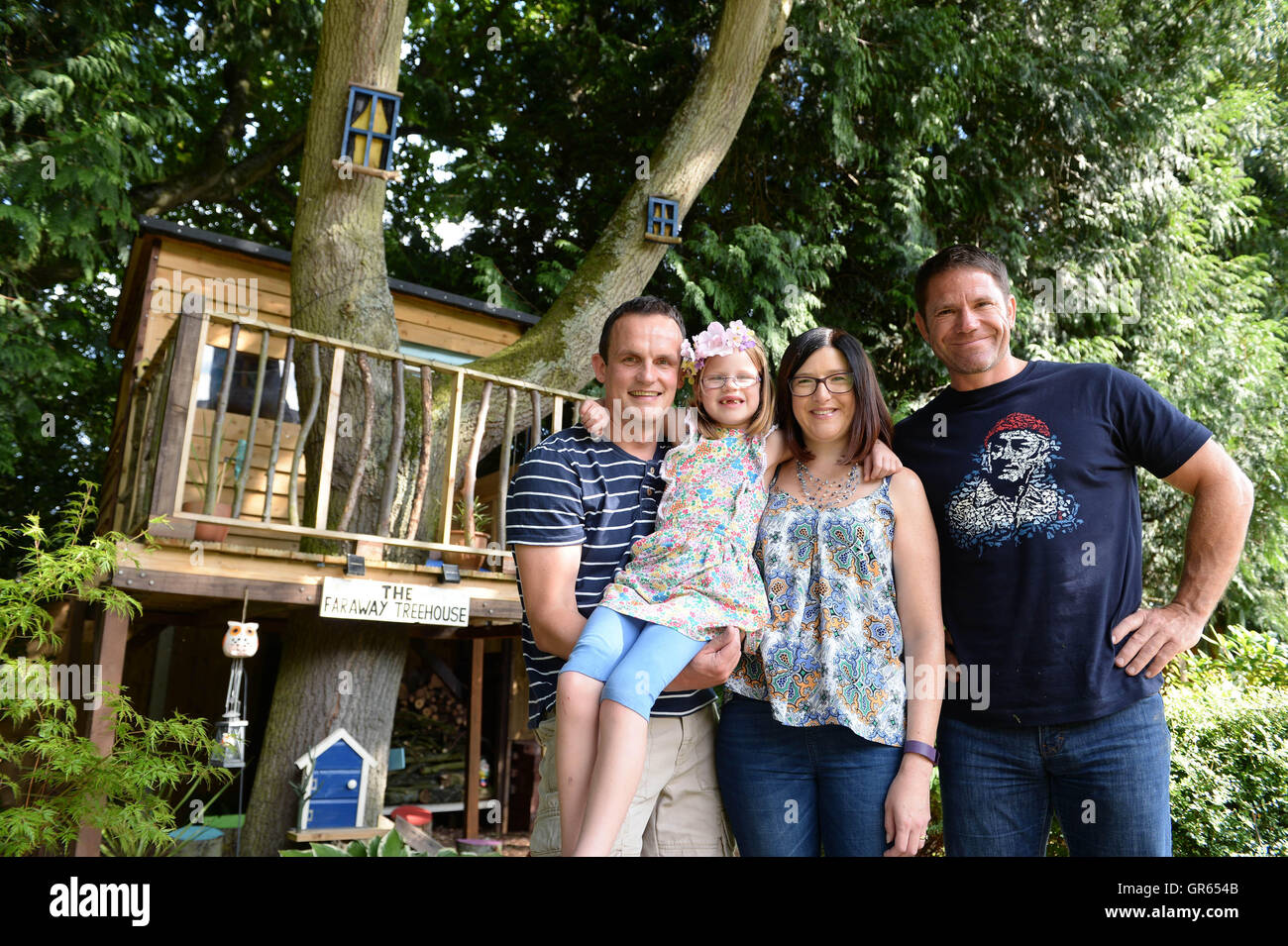 Der Abenteurer Steve Backshall (rechts) enthüllt „The Faraway Treehouse“ in Norwich als Gewinner des britischen Wettbewerbs „Top Treehouse“, der von Center Parcs durchgeführt wurde und von der Familie Jennings (links nach rechts), Vater Matthew, dem sechsjährigen Ruby und Mama Becki gebaut wurde. Stockfoto