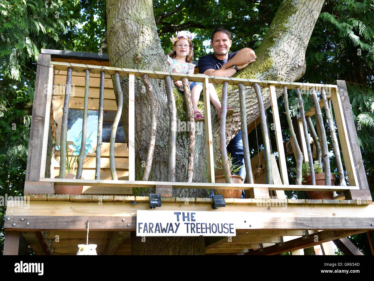 NUR zur redaktionellen Nutzung Abenteurer Steve Backshall präsentiert "The fernen Baumhaus" in Norwich, wie Center Parcs, der Gewinner des Wettbewerbs die UK Top Baumhaus von sechs-jährigen Ruby Jennings Besitz (links) und ihre Eltern Matthew und Becki errichtete. Stockfoto