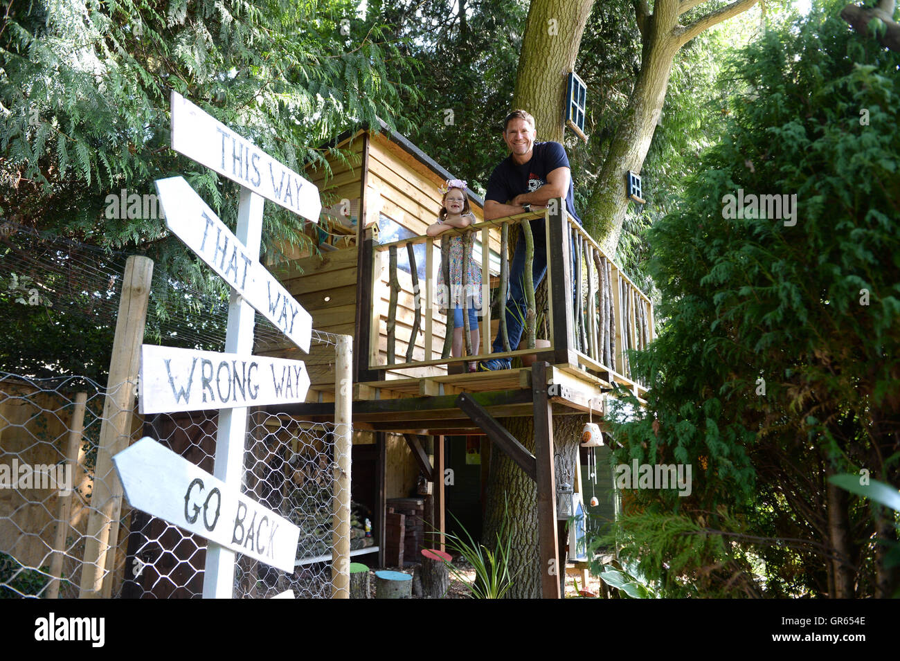 NUR zur redaktionellen Nutzung Abenteurer Steve Backshall präsentiert "The fernen Baumhaus" in Norwich, wie Center Parcs, der Gewinner des Wettbewerbs die UK Top Baumhaus von sechs-jährigen Ruby Jennings Besitz (links) und ihre Eltern Matthew und Becki errichtete. Stockfoto
