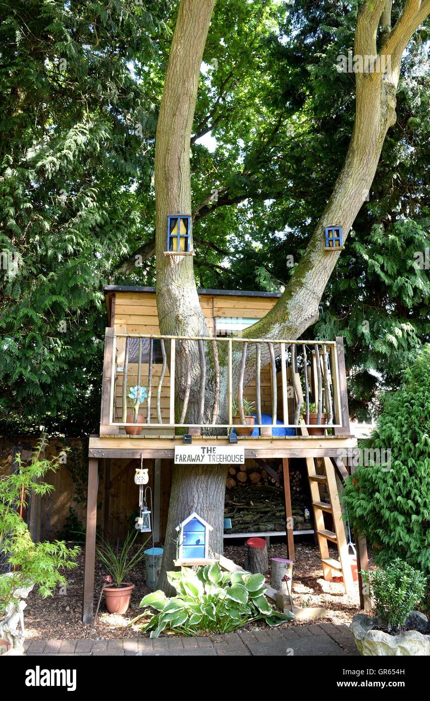 REDAKTIONELLE VERWENDUNG NUR "The Faraway Treehouse" in Norwich wird als Gewinner des britischen Top Treehouse Wettbewerbs von Center Parcs vorgestellt, der von der Familie Jennings Vater Matthew, sechsjährige Ruby und Mama Becki gebaut wurde. Stockfoto