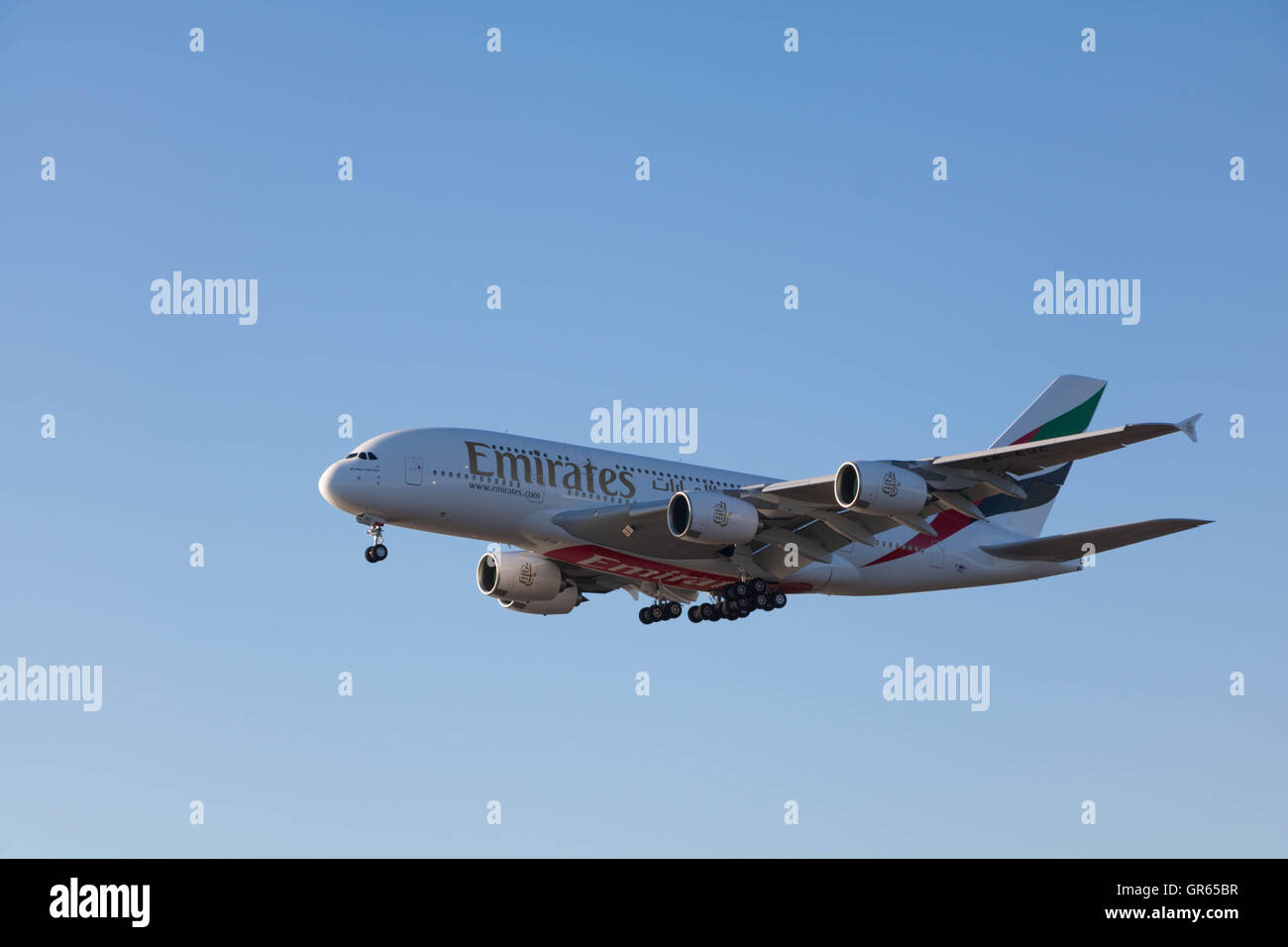 Hamburg, Deutschland - 25. August 2016: Emirates Airbus A380 ist der Landung am Airbus in Hamburg Finkenwerder Stockfoto