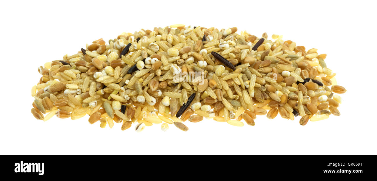 Ein Teil von mehreren Sorten von Reis und Getreide auf einem weißen Hintergrund. Stockfoto