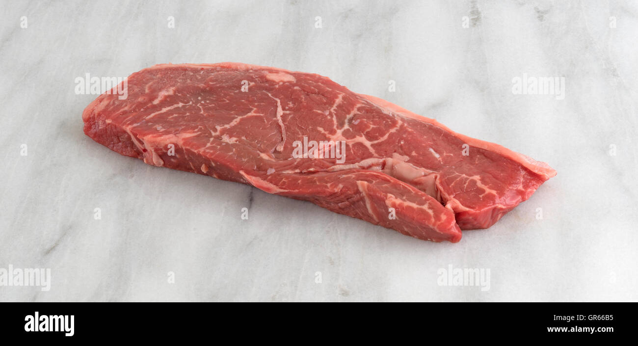 Eine natürliche verkürzen Rumpsteak auf ein Schneidebrett aus Marmor. Stockfoto