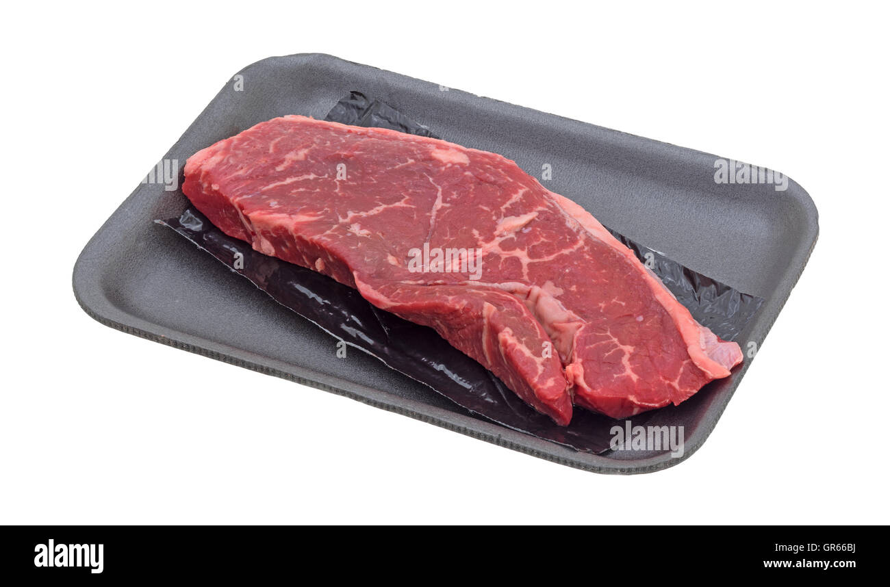Eine alle natürliche Abkürzung Rumpsteak auf einem schwarzen Schaum Metzger Fach oben auf einem weißen Hintergrund. Stockfoto